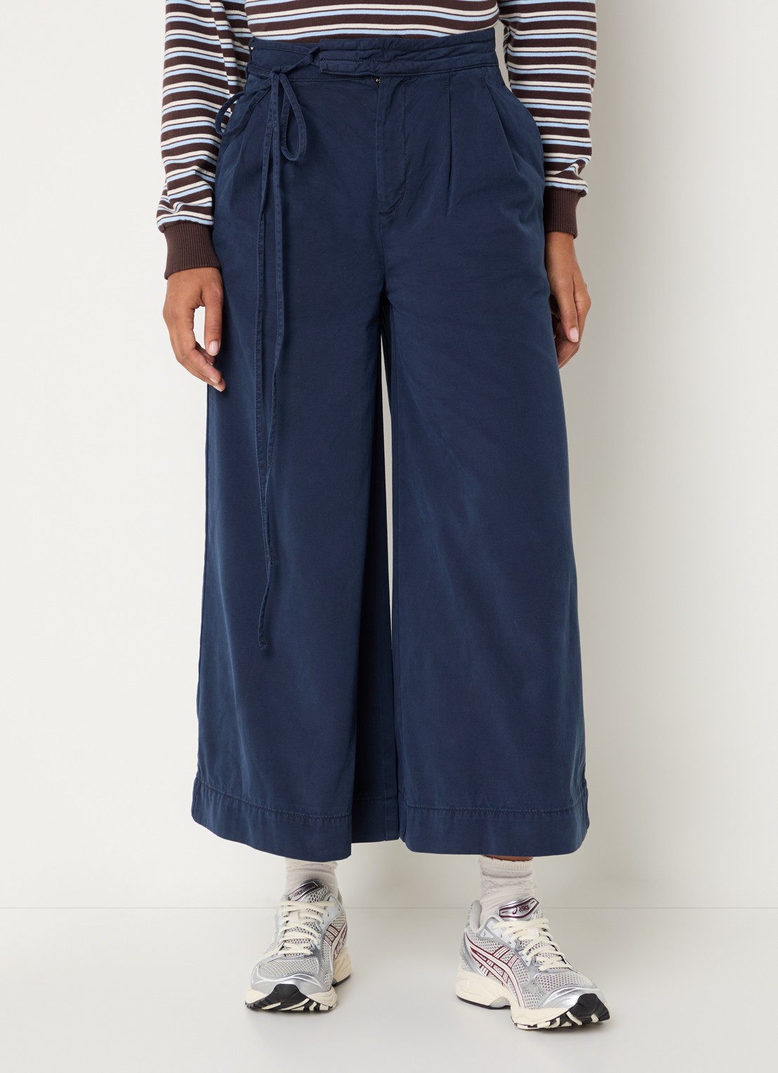 Damson Madder Lotta mid waist chino met steekzakken - detail donkerblauw