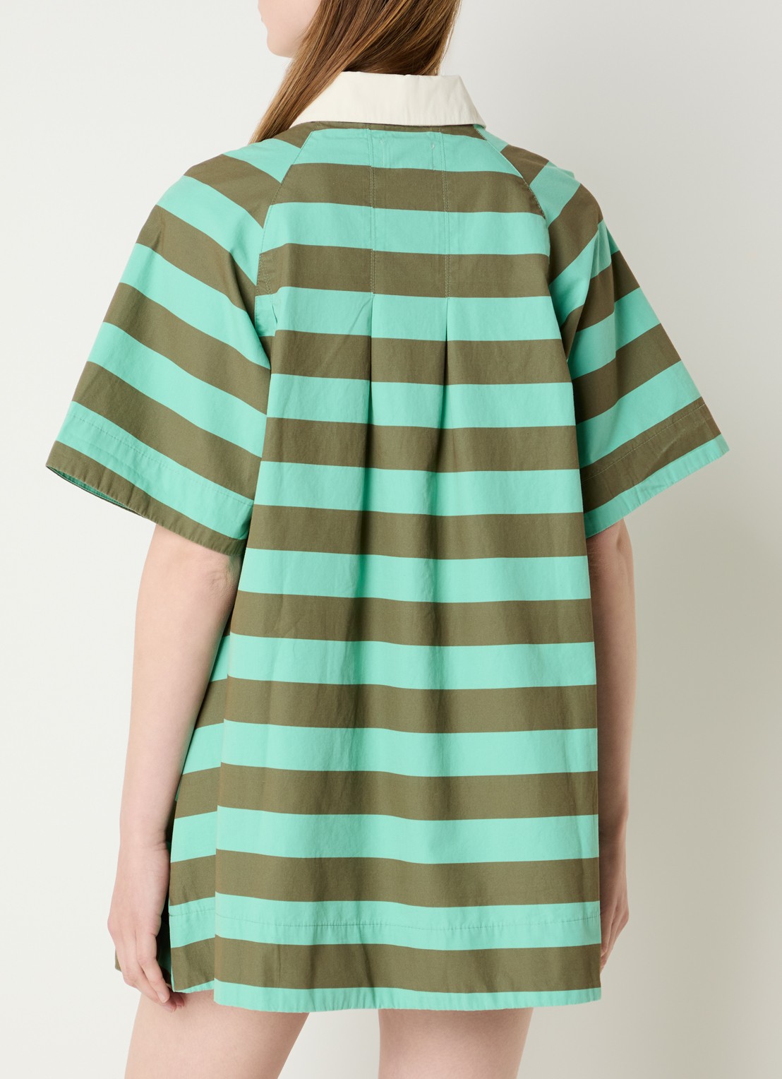 Damson Madder Maggi mini jurk met polokraag en streepdessin  - achterkant groen