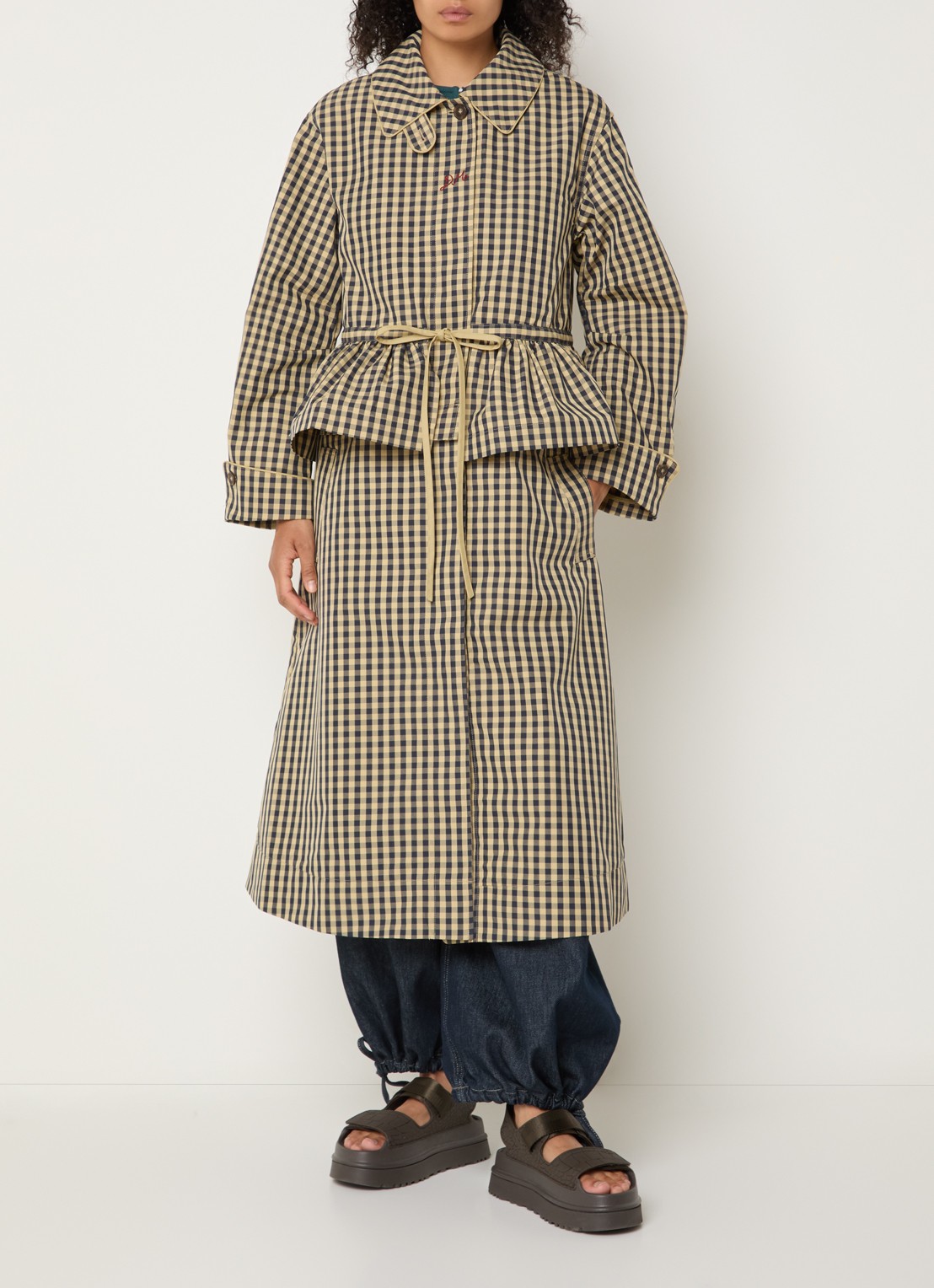Damson Madder Myrtle trenchcoat met ruitdessin en steekzakken - detail 2 geel