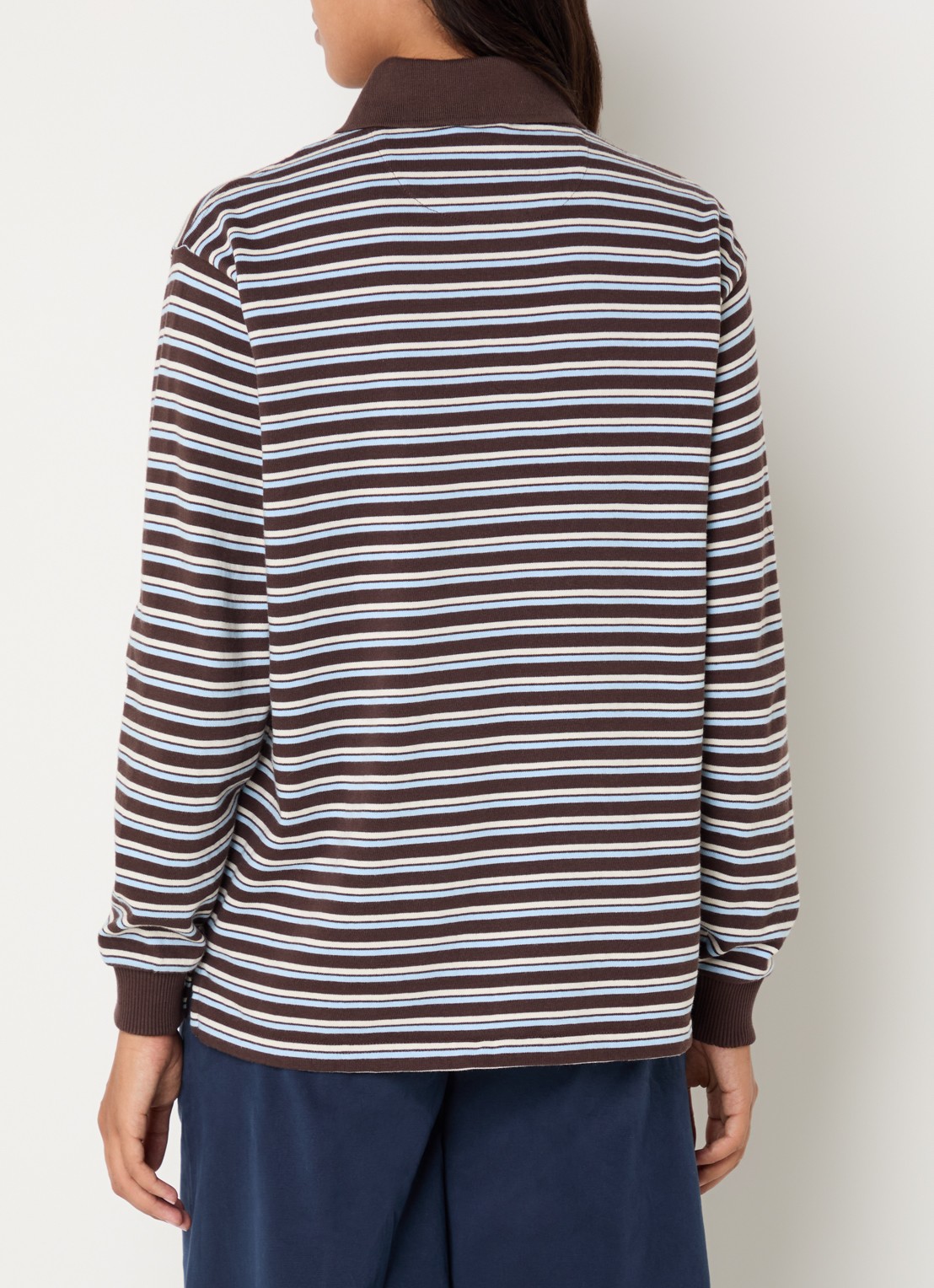 Damson Madder Remie regular fit polo met streepprint - achterkant chocoladebruin