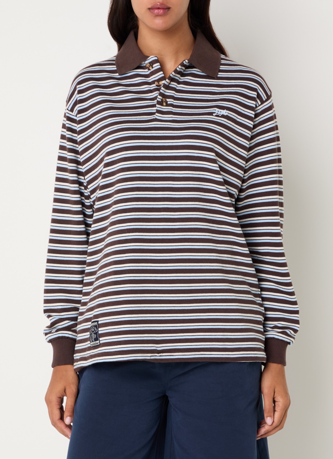 Damson Madder Remie regular fit polo met streepprint - detail 4 chocoladebruin