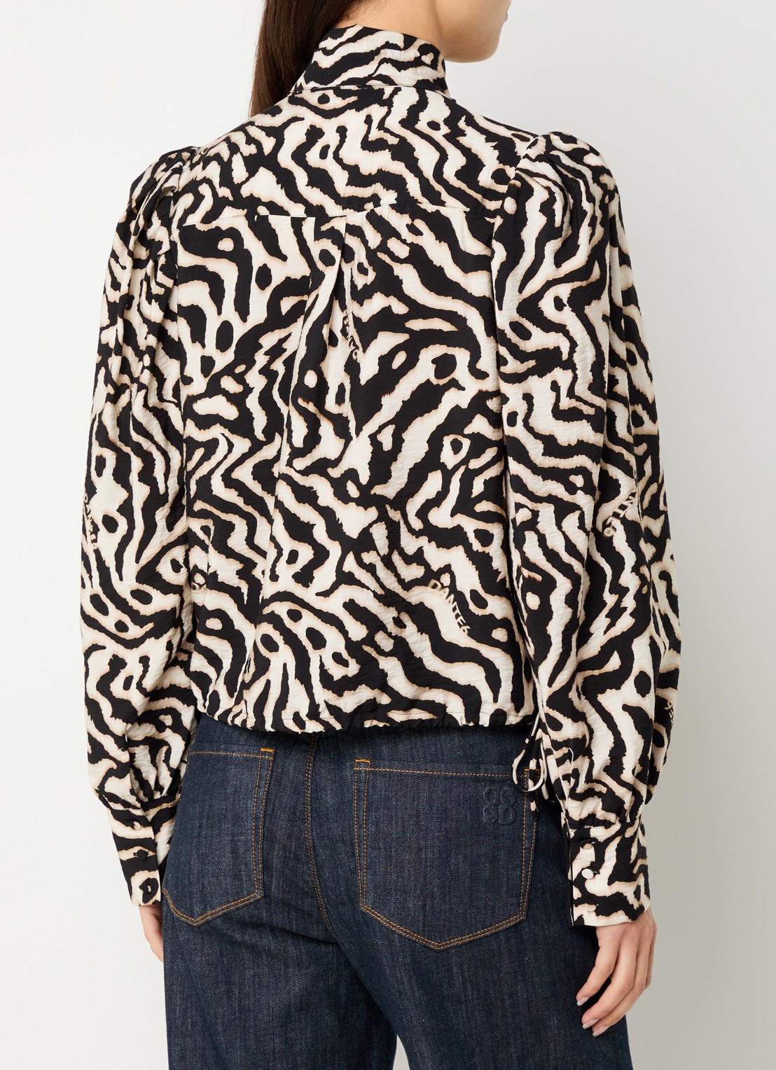 Dante 6 Cheska blouse met print en sjaalkraag - achterkant zwart