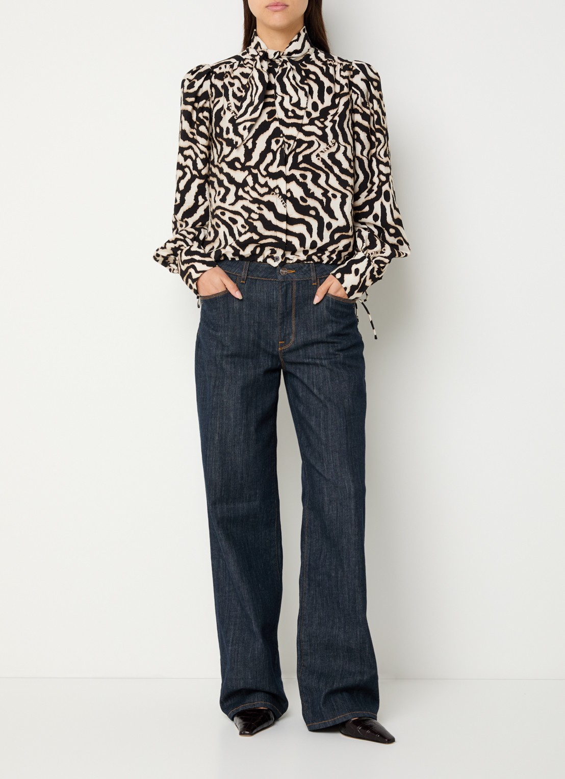 Dante 6 Cheska blouse met print en sjaalkraag - voorkant 4 zwart
