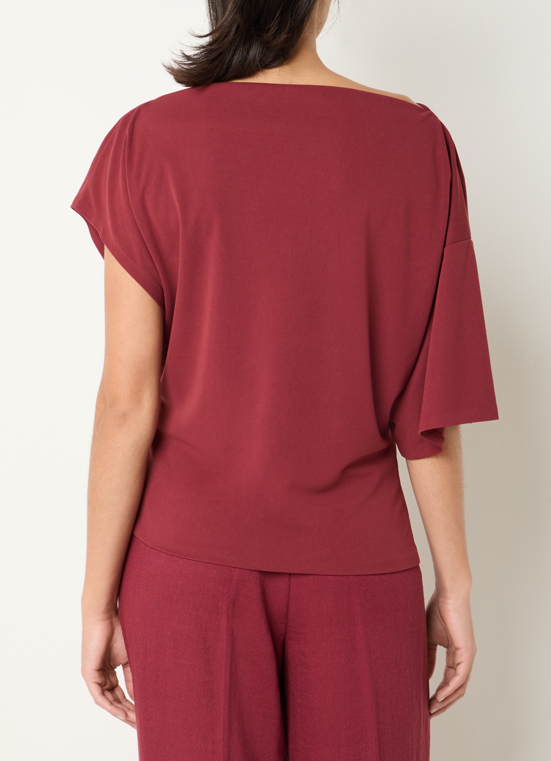 Dante 6 Gou top met asymmetrische mouw - achterkant 3 bordeauxrood