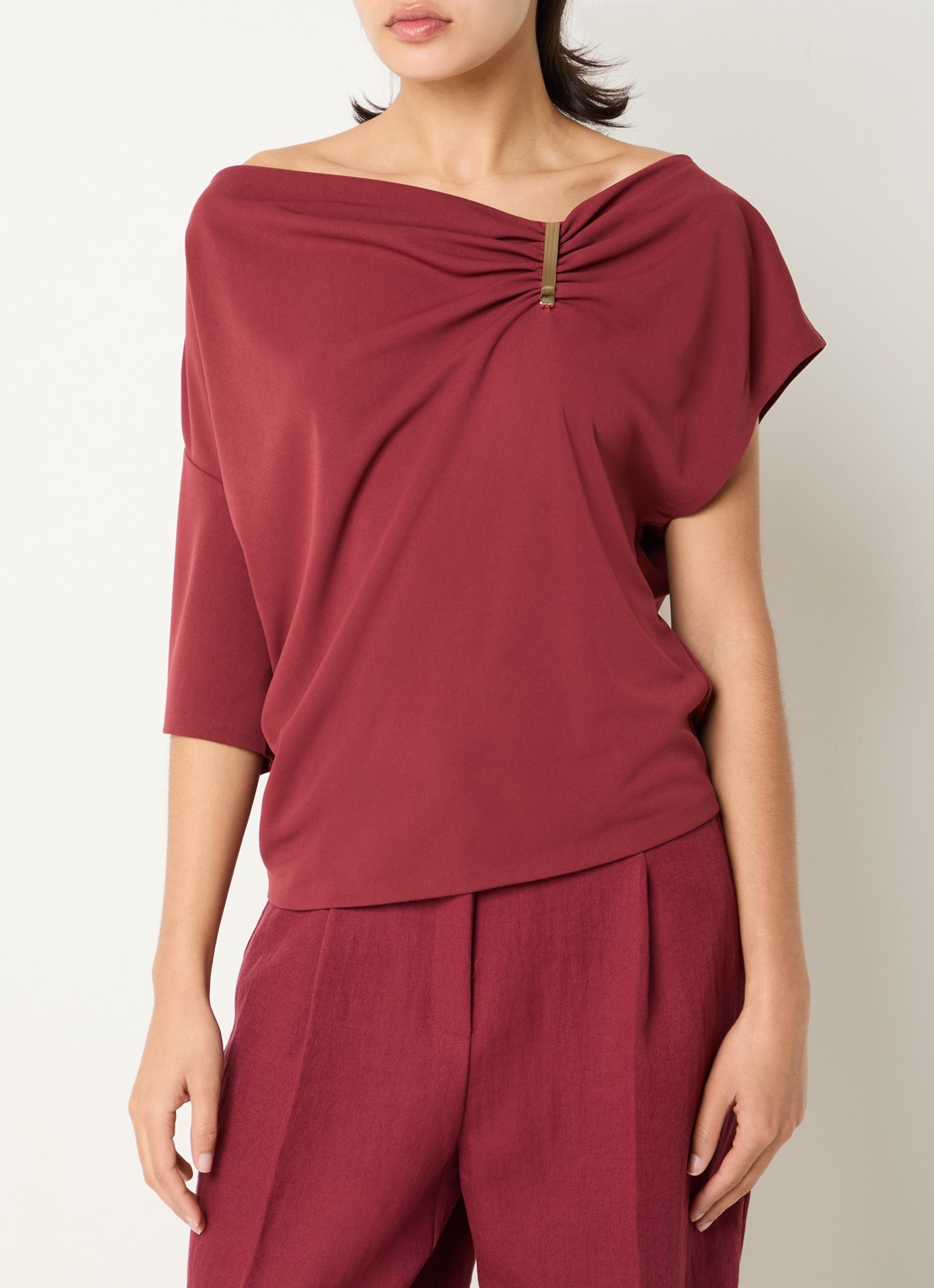 Dante 6 Gou top met asymmetrische mouw - detail 4 bordeauxrood