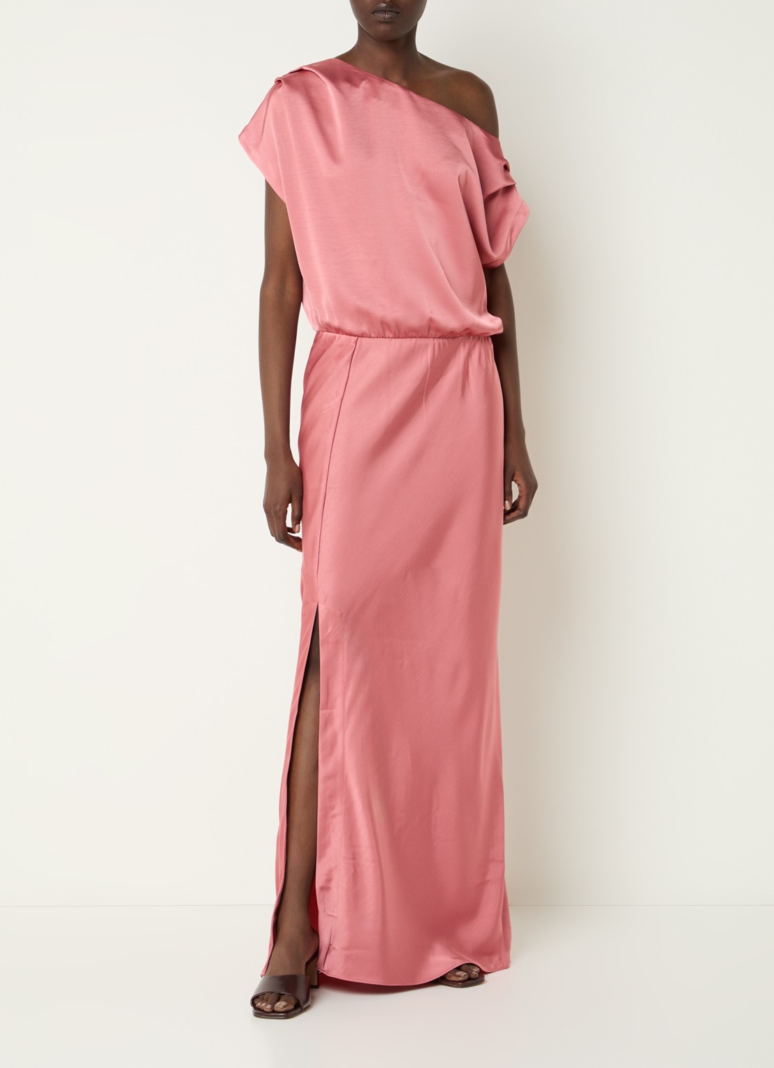 Dante 6 Maxi jurk met van satijn met asymmetrische hals - detail 3 zalmroze