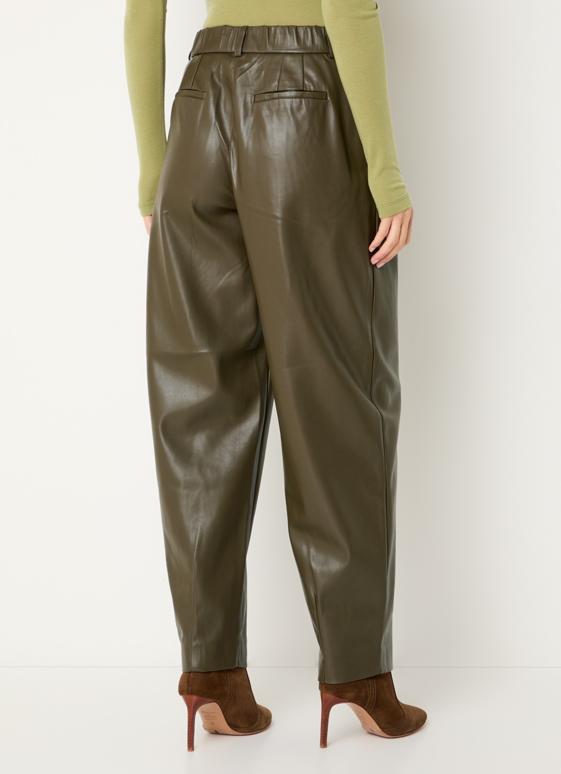 Dante 6 Mid waist balloon fit broek van imitatieleer  - achterkant groen