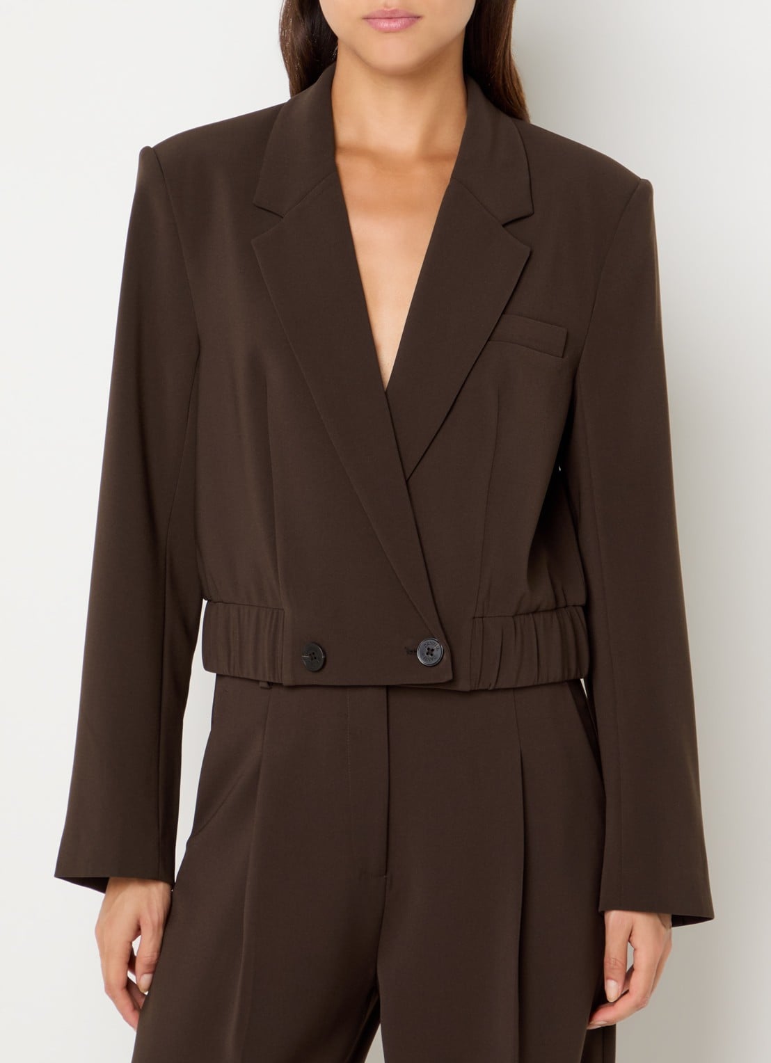 Dante 6 Reilley cropped blazer met borstzak - detail donkerbruin