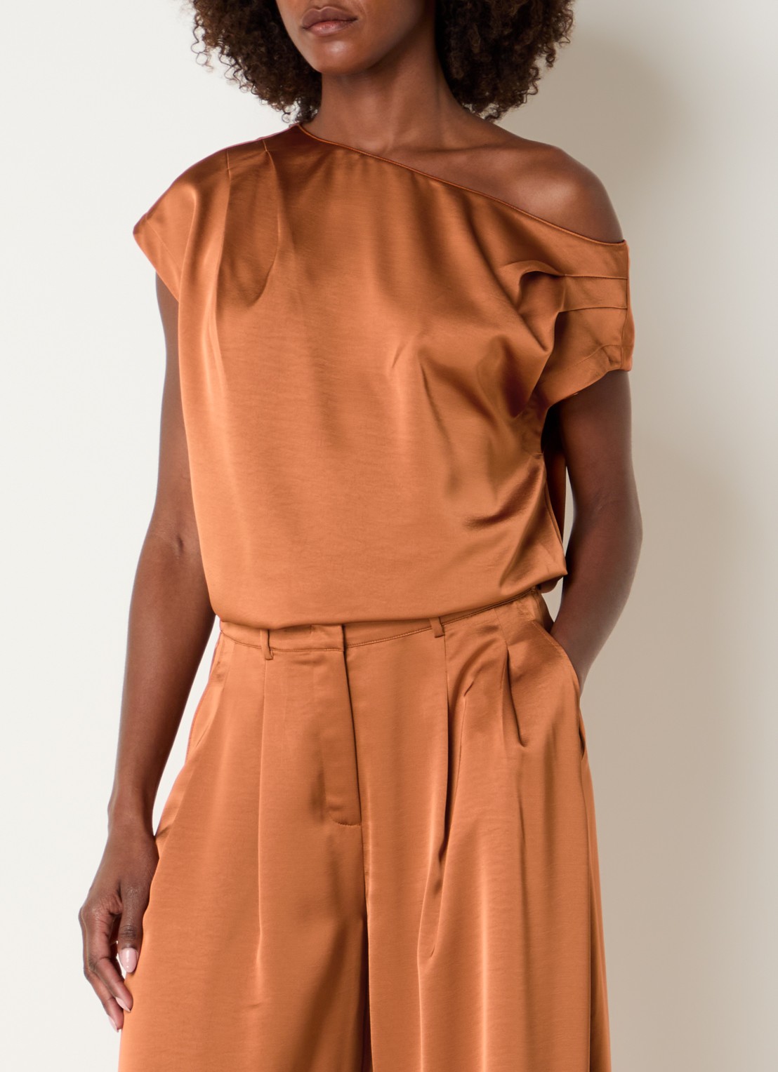 Dante 6 Roam tops met asymmetrische hals - detail oranjebruin
