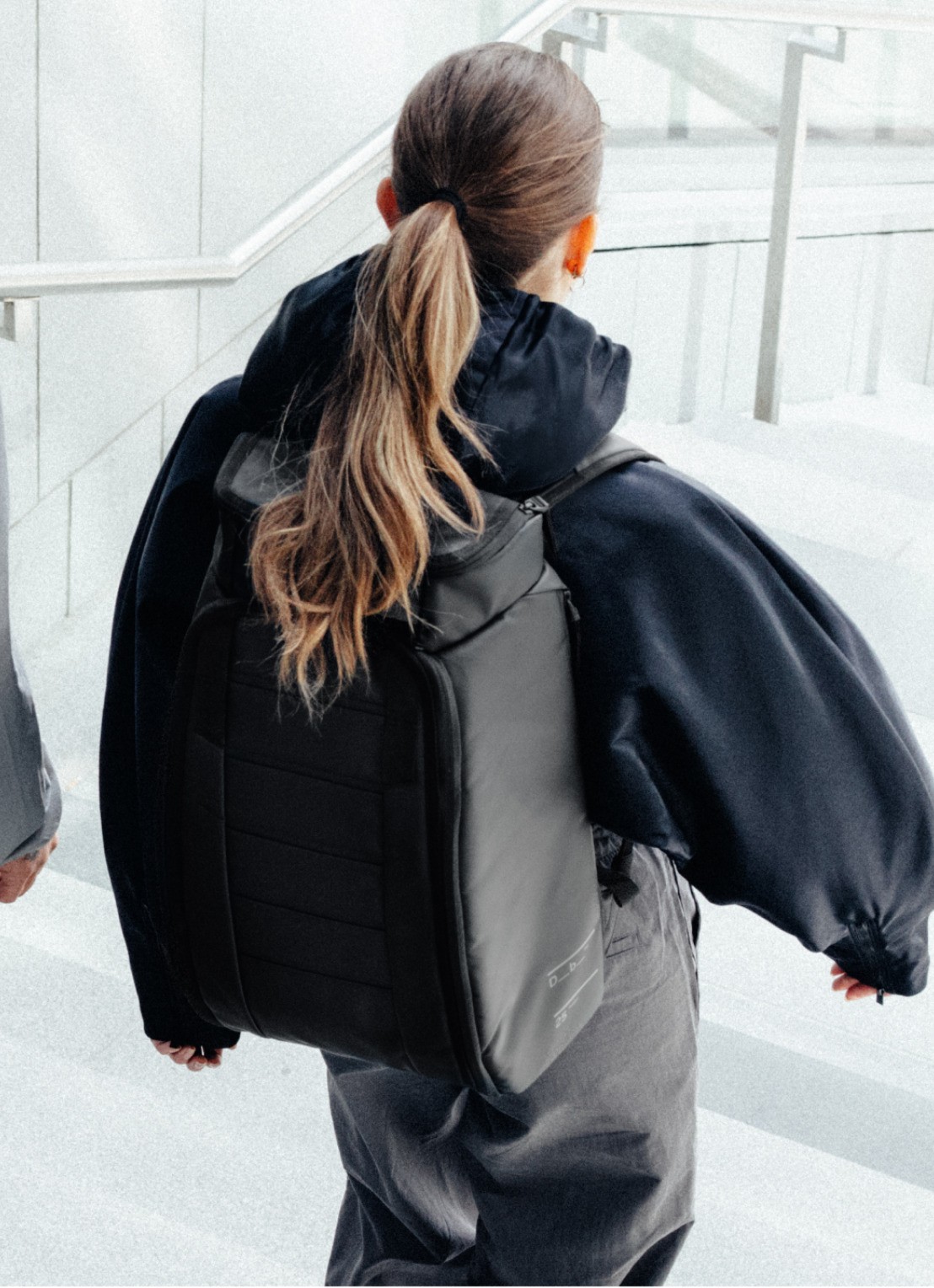 Db Hugger rugzak met laptopvak 25 liter - voorkant 4 zwart