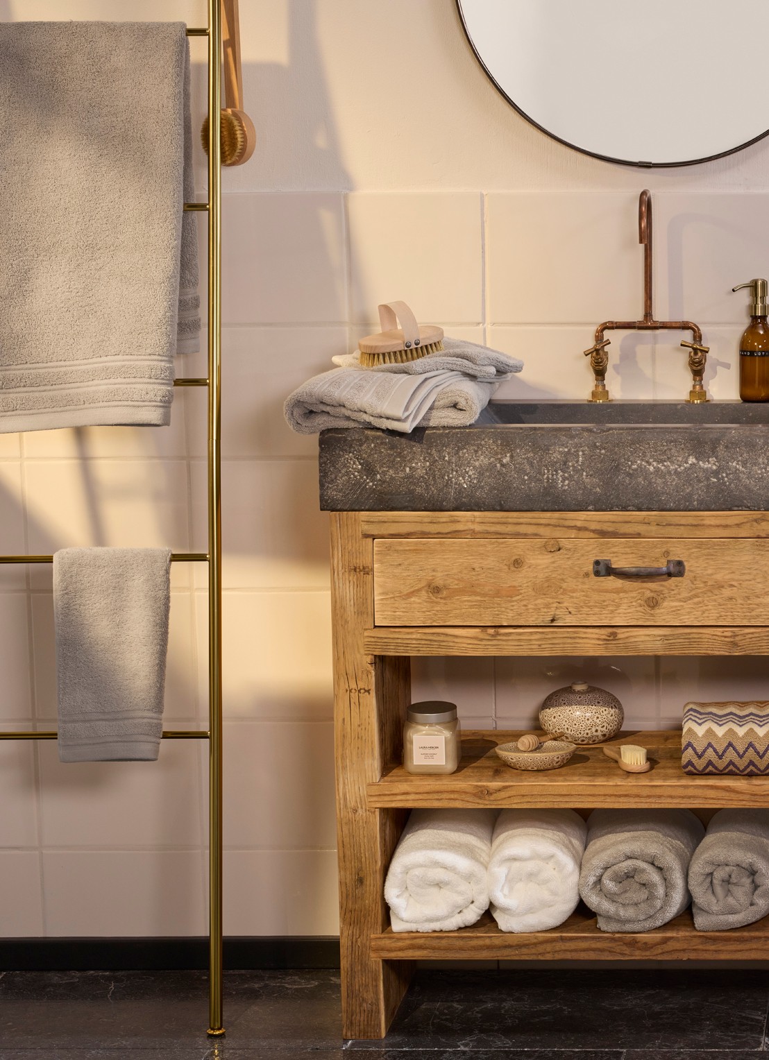 de Bijenkorf Home Evolution badhanddoek - 580 gr/m2 - 60 x 110 cm - voorkant 4 taupe