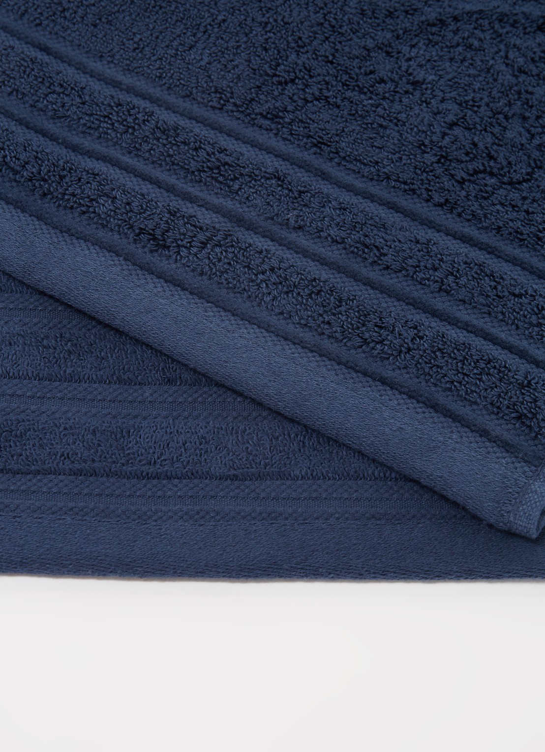 de Bijenkorf Home Evolution badhanddoek - 580 gr/m2 - 60 x 110 cm - detail 4 donkerblauw