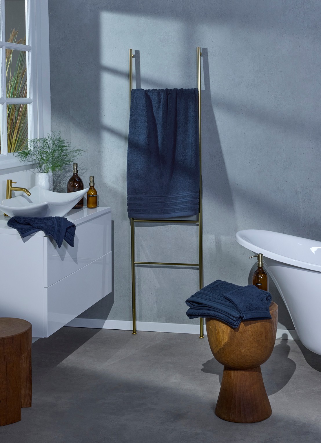 de Bijenkorf Home Evolution badhanddoek - 580 gr/m2 - 60 x 110 cm - voorkant 2 donkerblauw