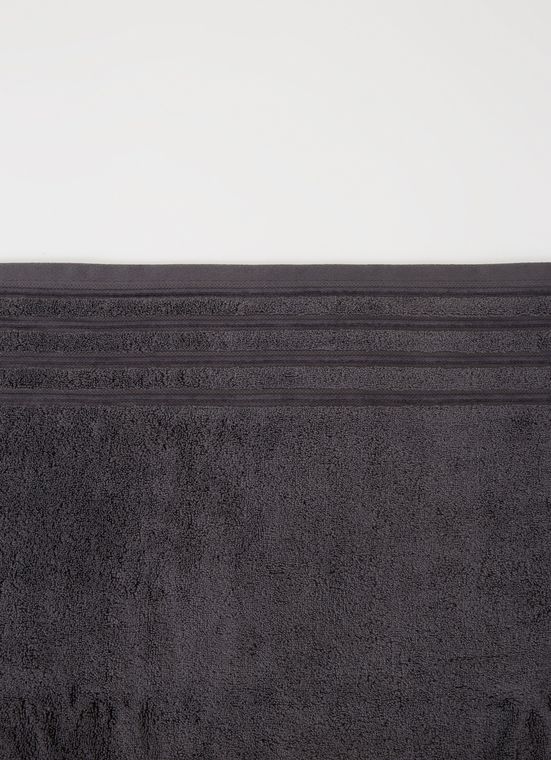 de Bijenkorf Home Evolution badlaken - 580 gr/m2 - 100 x 150 cm - voorkant 2 antraciet