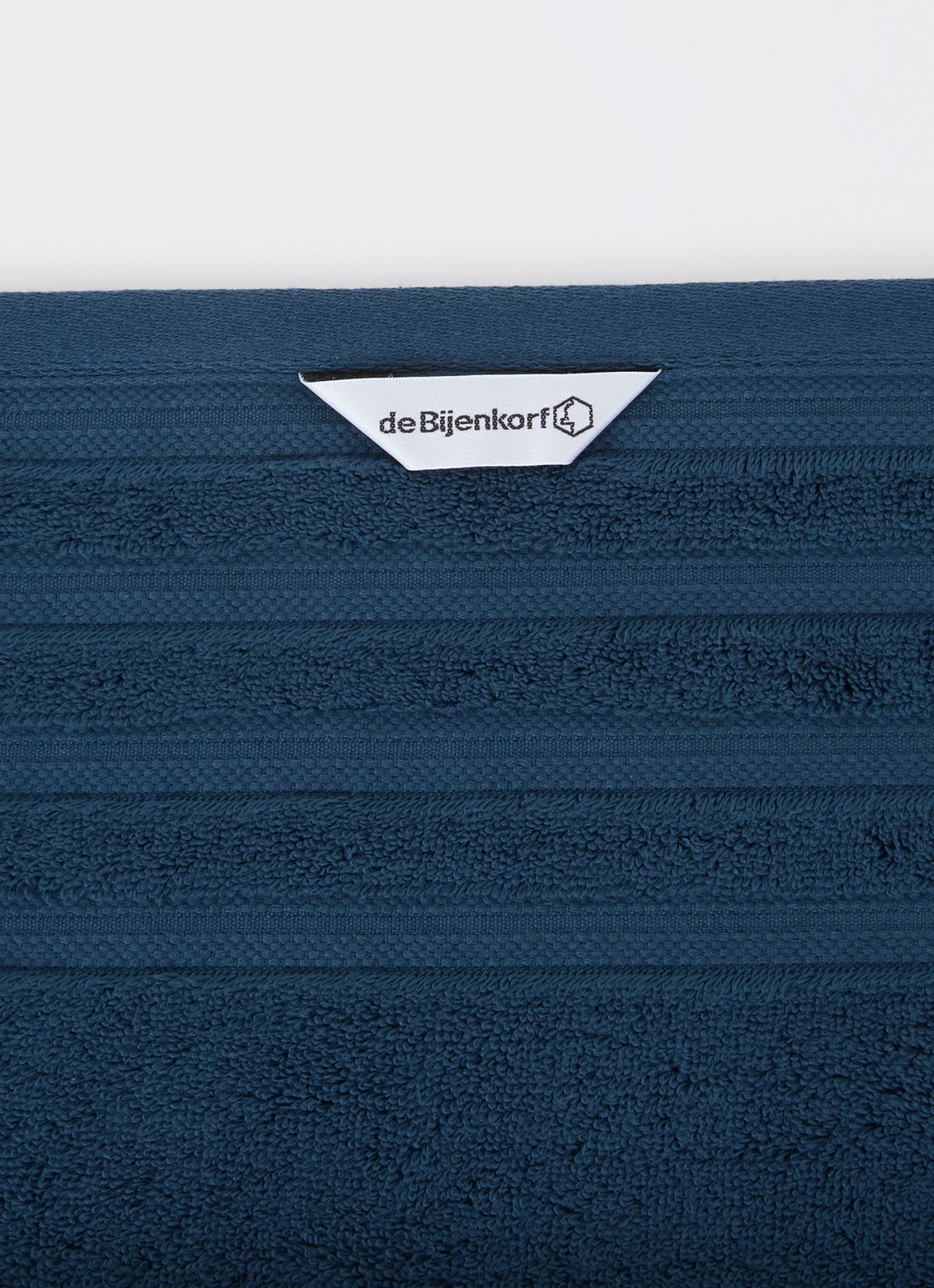 de Bijenkorf Home Evolution badlaken - 580 gr/m2 - 100 x 150 cm - detail donkerblauw