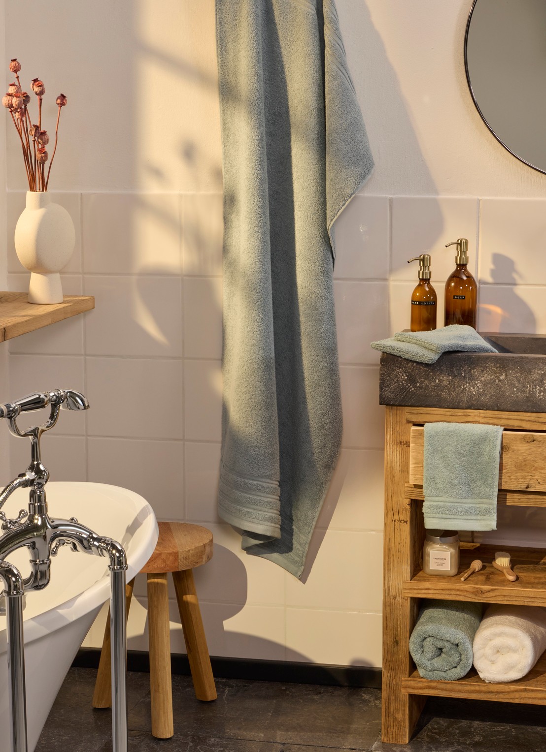 de Bijenkorf Home Evolution badlaken - 580 gr/m2 - 70 x 140 cm - voorkant 2 lichtblauw