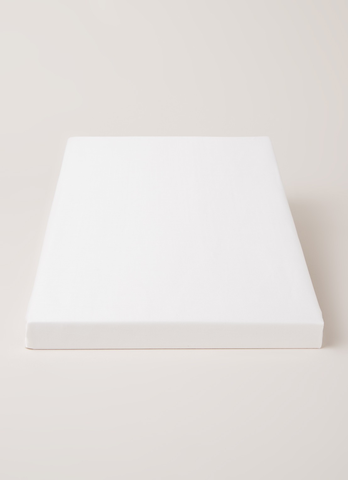 de Bijenkorf Home  hoeslaken van  katoensatijn 300TC, hoekhoogte 30 cm - voorkant 2 gebroken wit