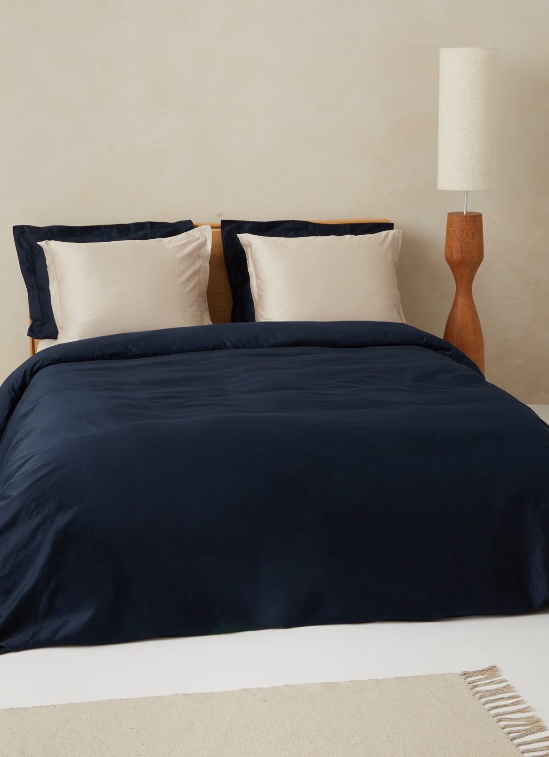 de Bijenkorf Home   katoensatijn dekbedovertrekset 400TC - inclusief kussenslopen - voorkant 2 blauw
