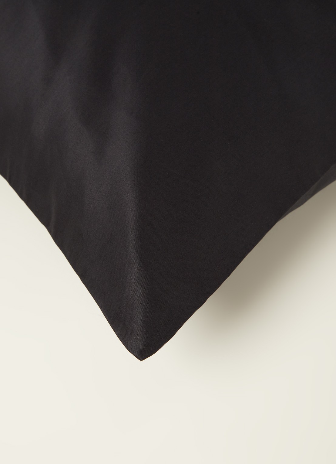 de Bijenkorf Home  kussensloop van  katoensatijn 300TC in 2-pack  - detail zwart