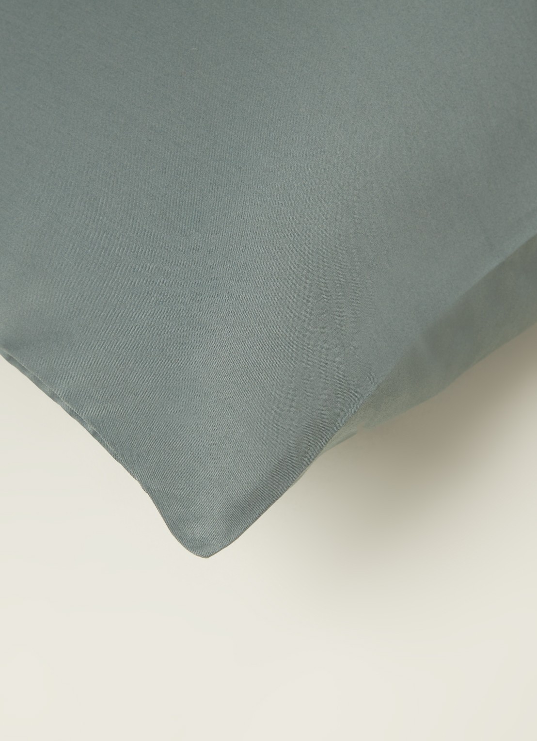de Bijenkorf Home  kussensloop van  katoensatijn 300TC in 2-pack  - detail 3 lindegroen