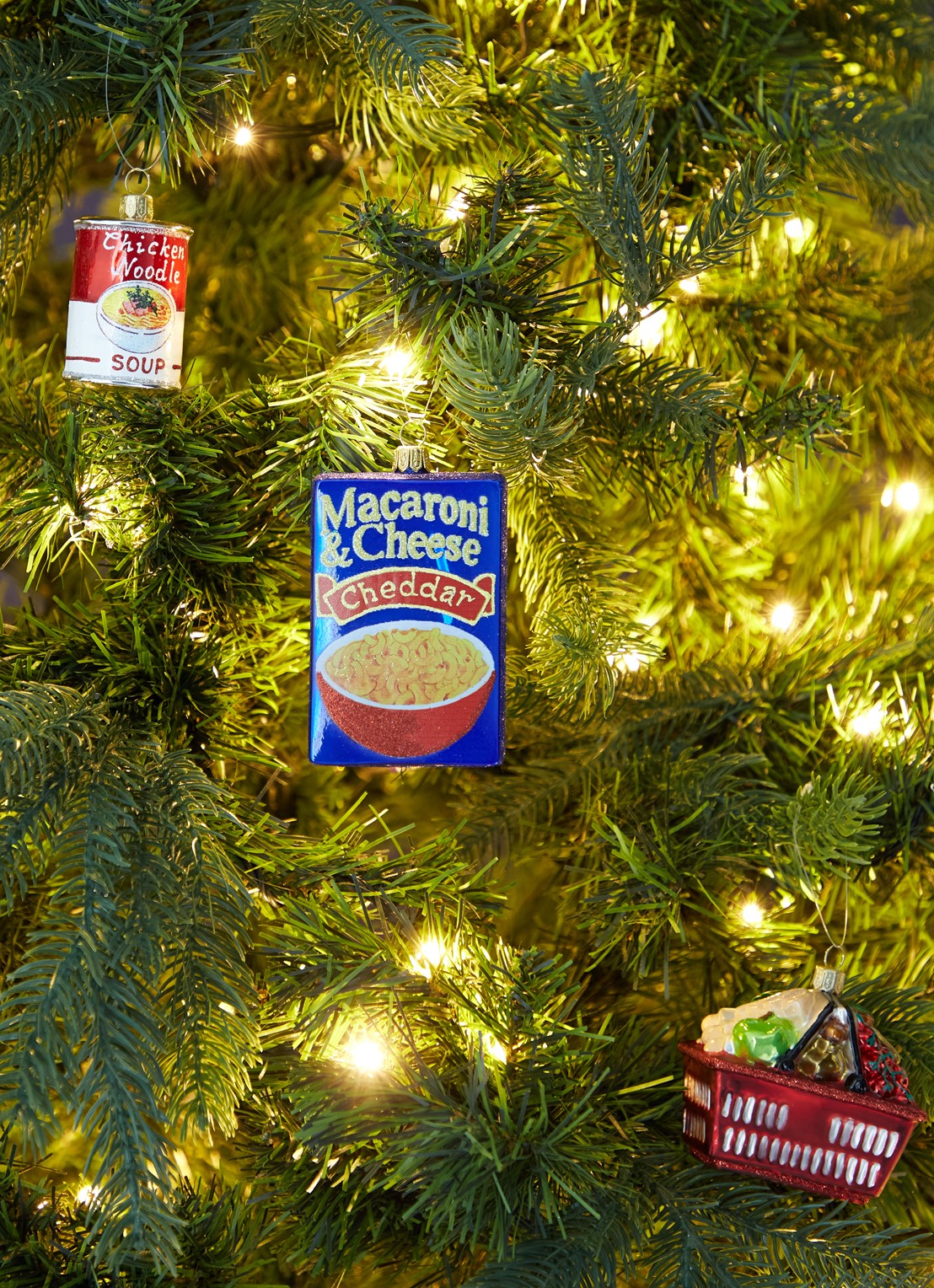 de Bijenkorf Home Macaroni en Kaas Verpakking kersthanger 9 cm - voorkant 2 blauw