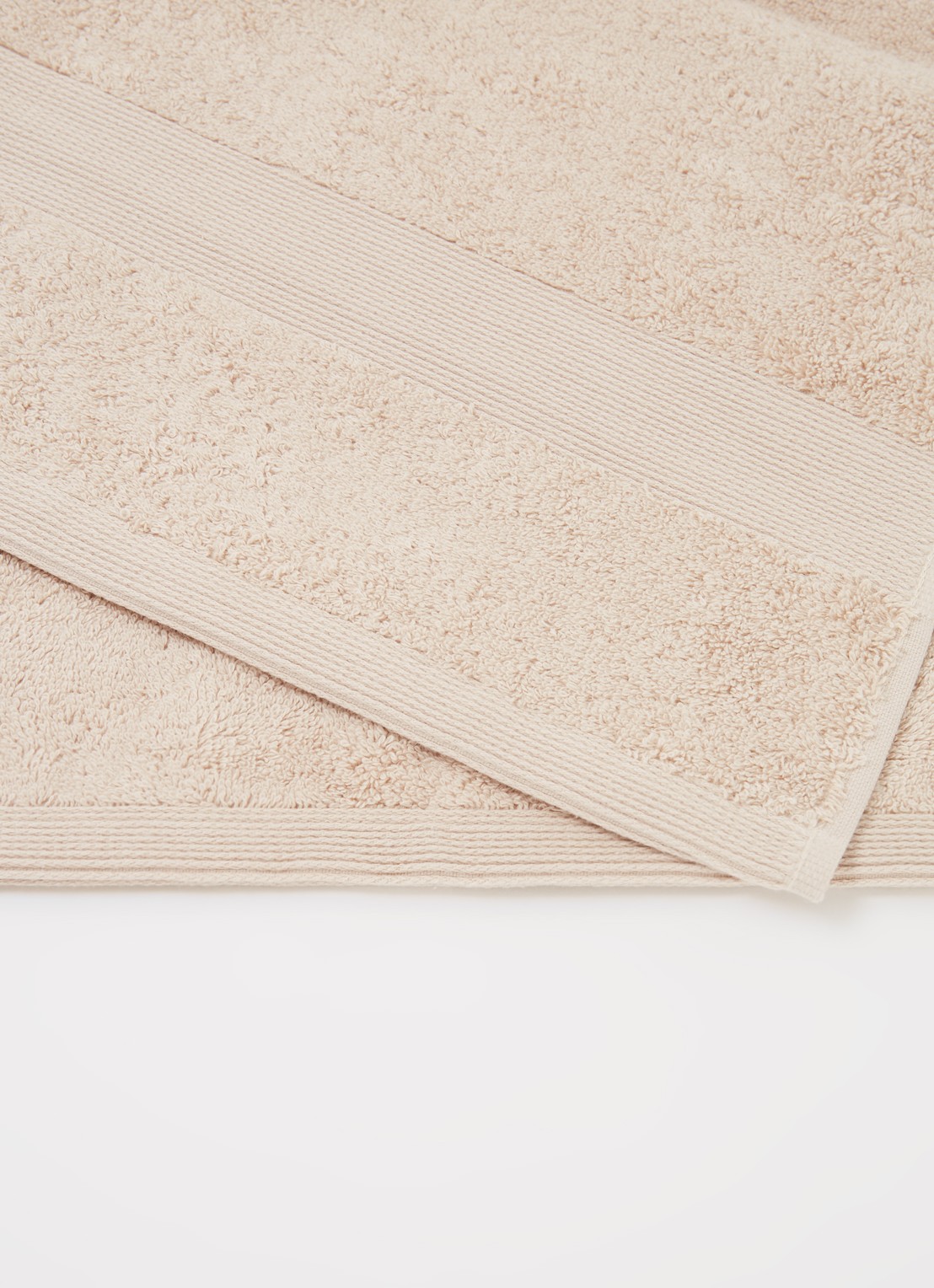 de Bijenkorf Home  Softness badhanddoek - 600 gr/m2 - 60 x 110 cm - detail beige