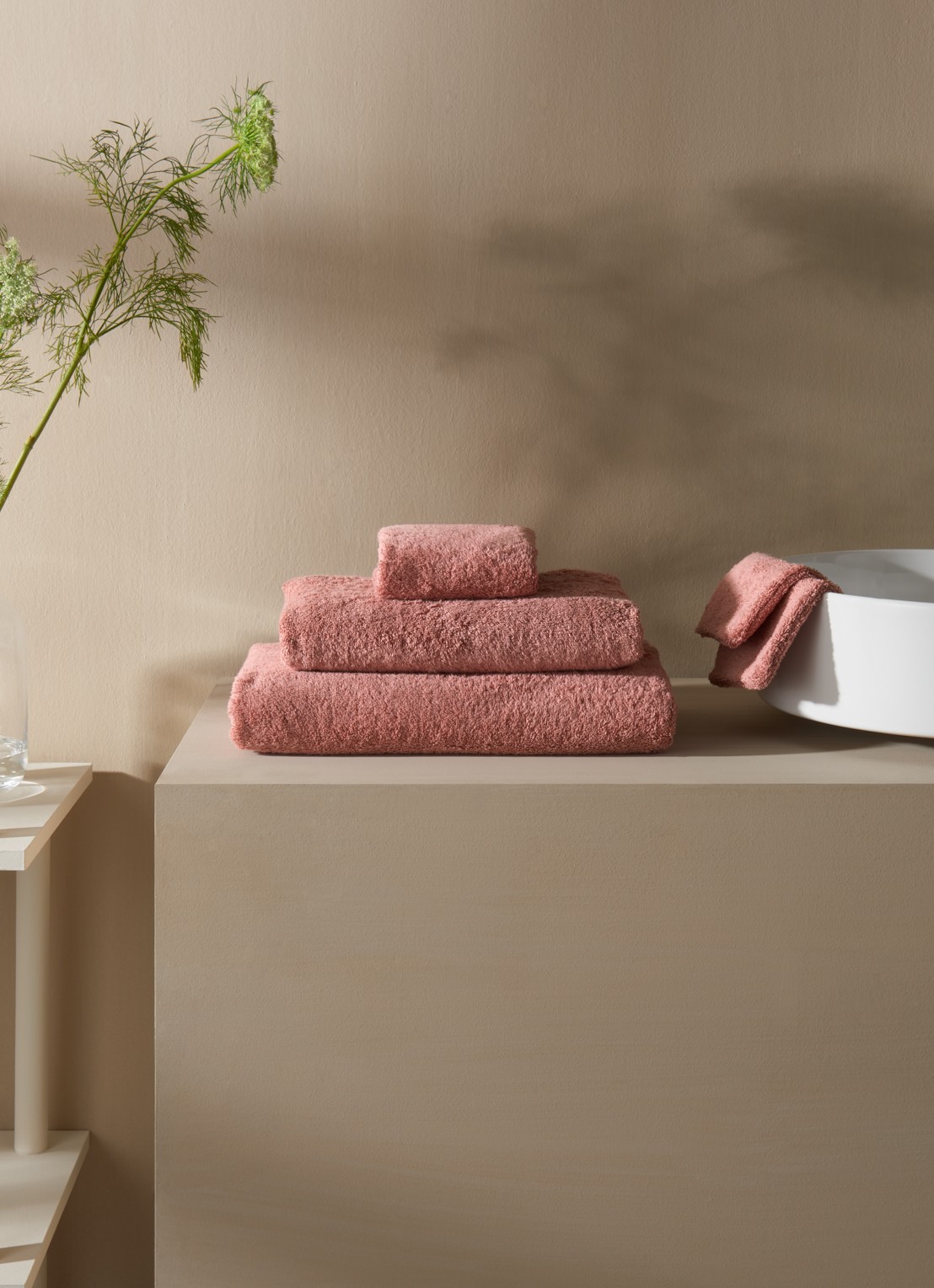 de Bijenkorf Home  Softness gastendoek - 600 gr/m2 - 30 x 50 cm - voorkant 2 roze