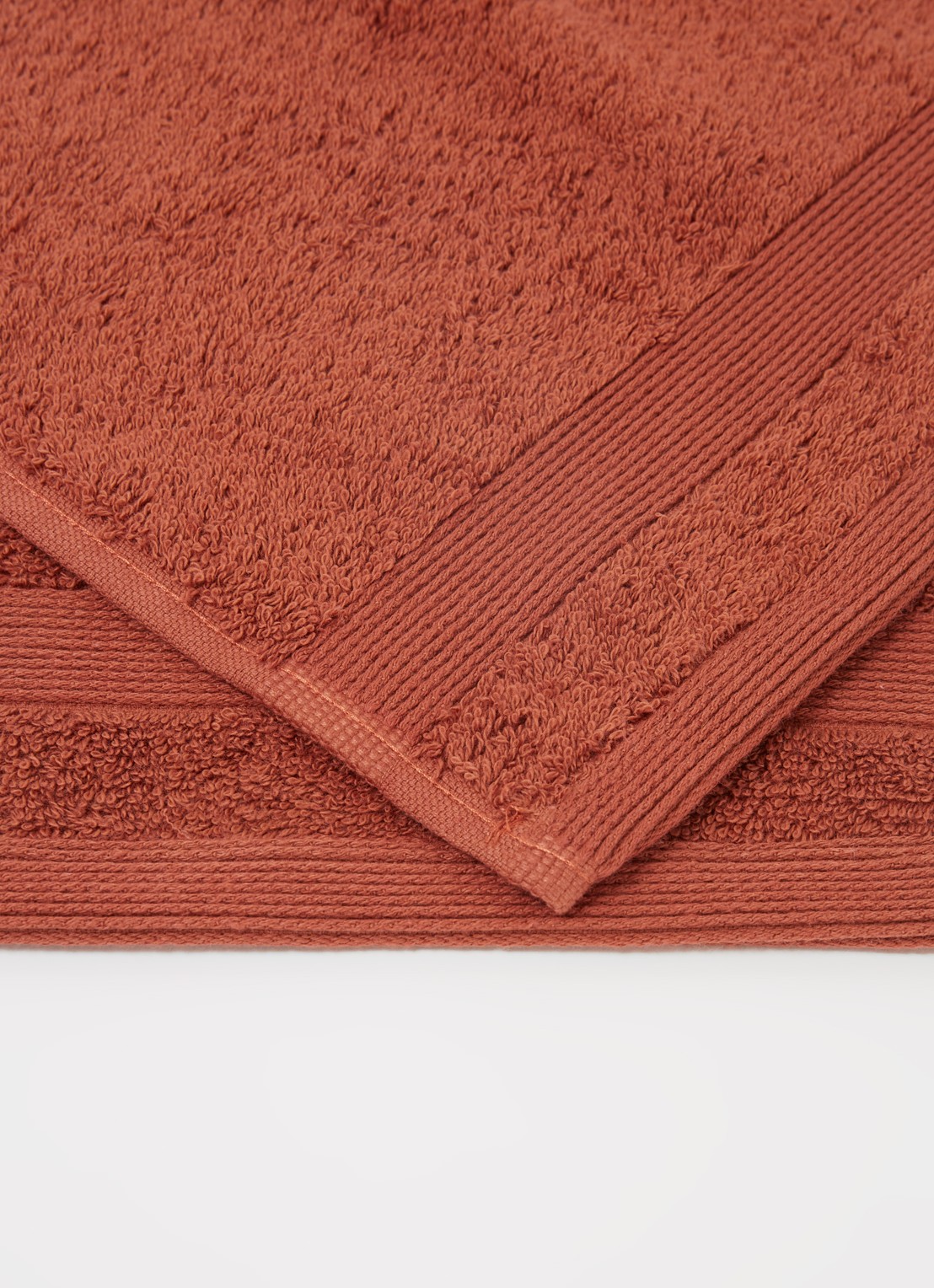 de Bijenkorf Home  Softness gastendoek - 600 gr/m2 - 30 x 50 cm - detail 2 kastanjebruin