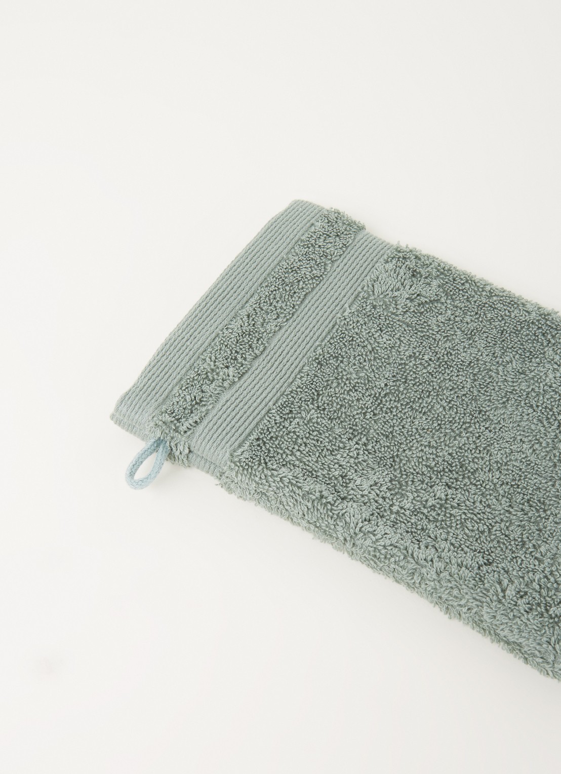 de Bijenkorf Home  Softness gastendoek - 600 gr/m2 - 30 x 50 cm - detail zeegroen