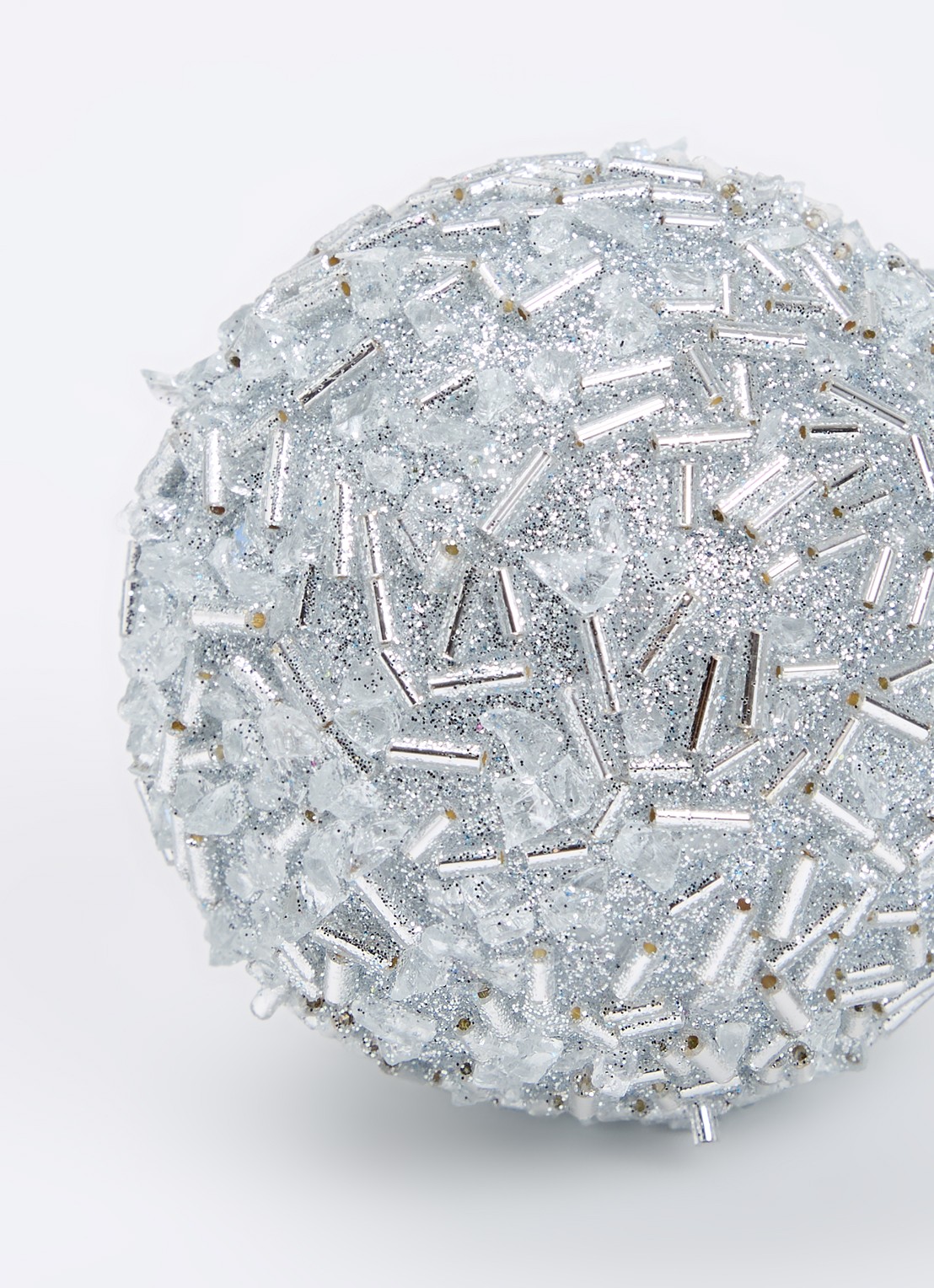 de Bijenkorf Home Zilver Hagel kerstbal 8 cm - detail zilver