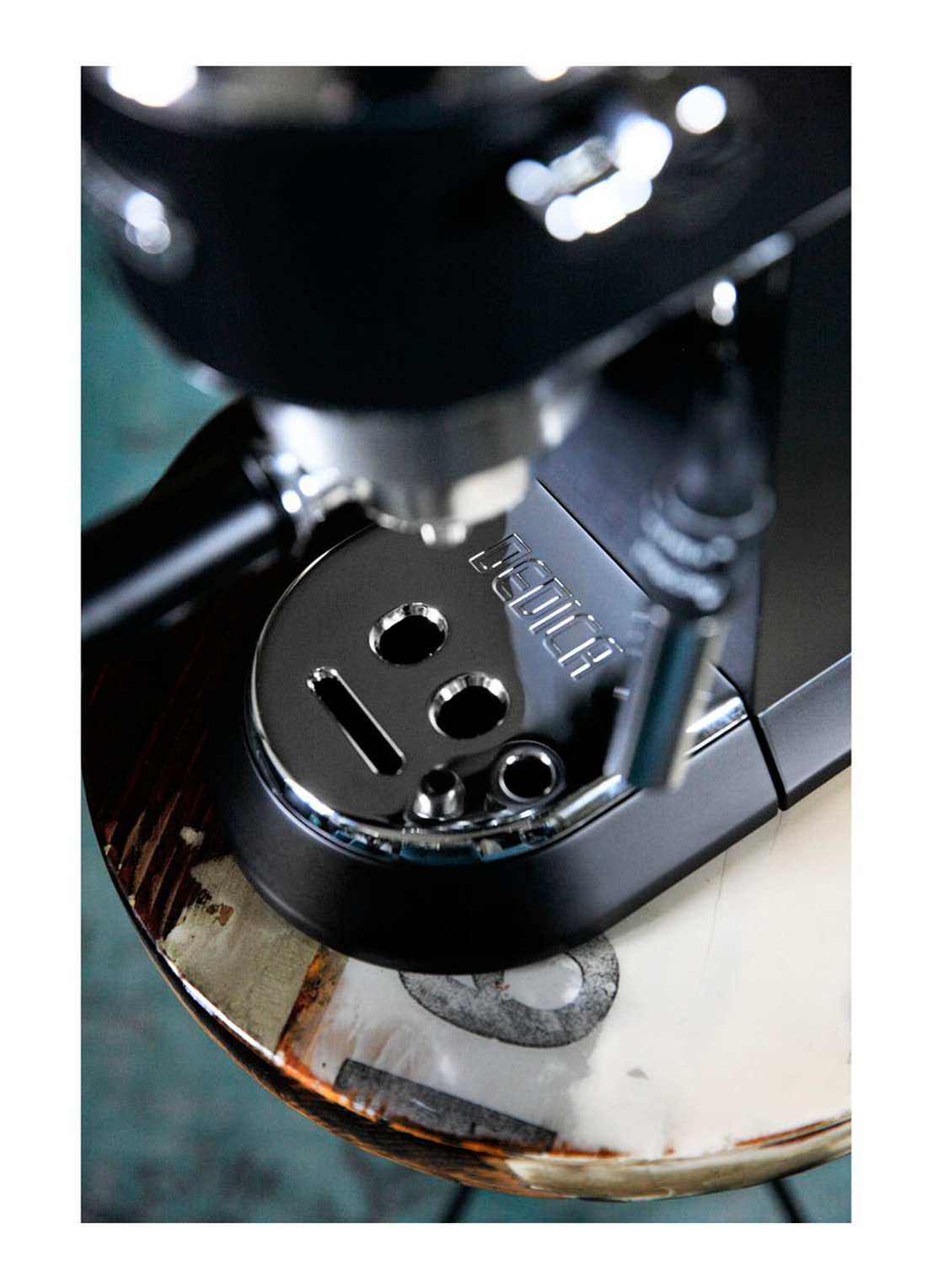 DeLonghi Dedica Style espressomachine EC685.BK - detail 5 zwart