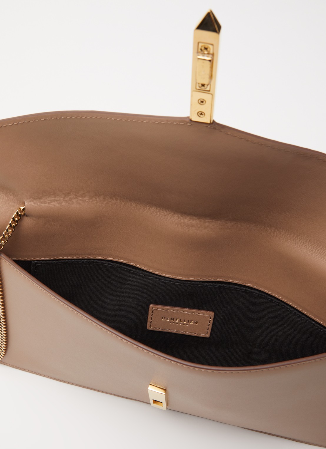 DeMellier The Tokyo clutch van leer - detail 2 zand