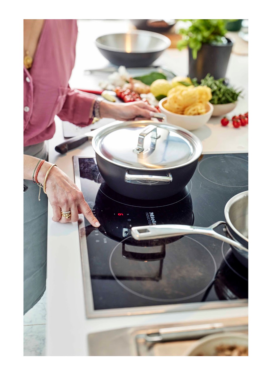 Demeyere Black 5 conische sudderpot met deksel Ø24 cm - detail 2 zwart