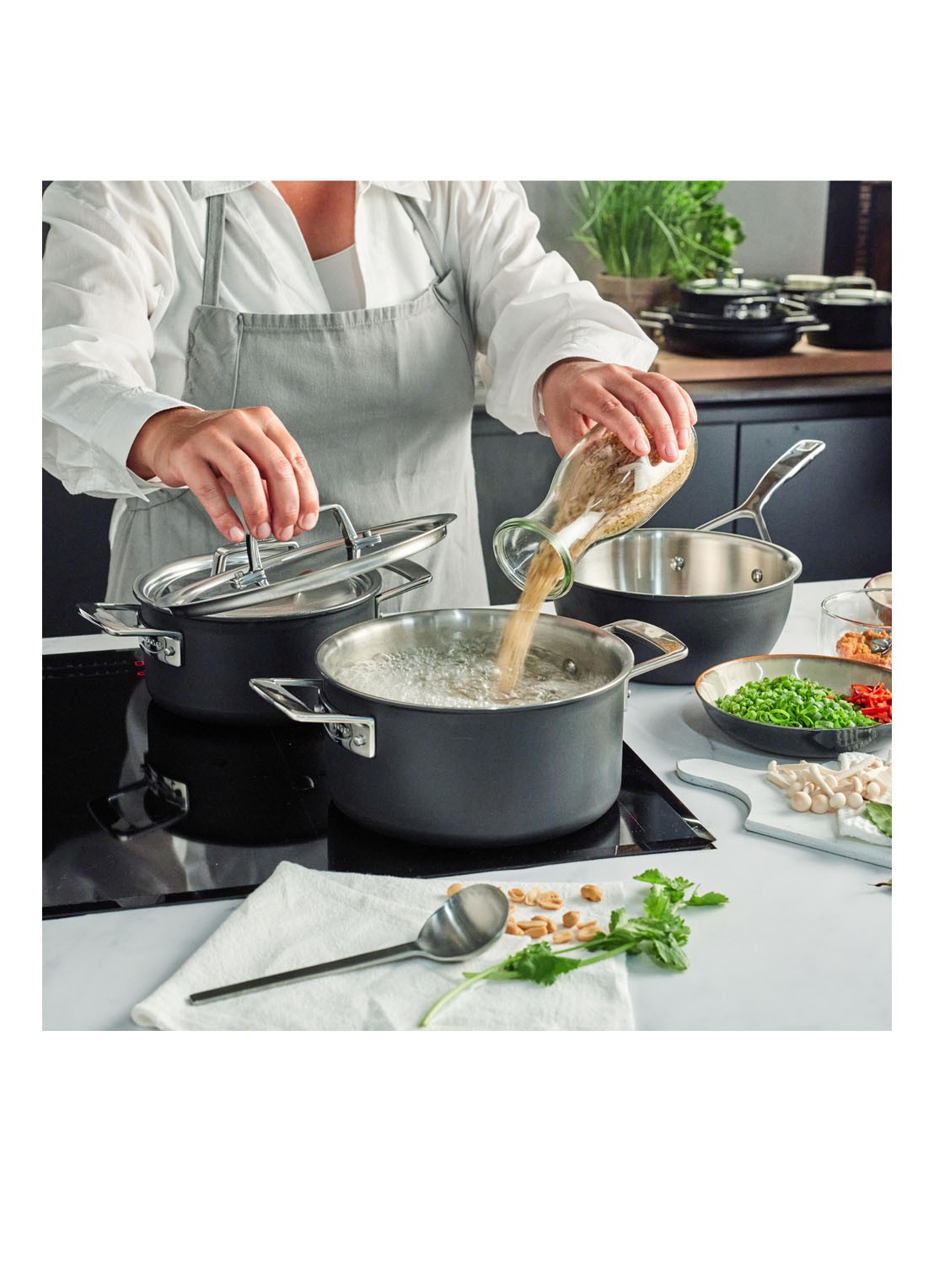Demeyere Black 5 kookpan met deksel 18 cm - voorkant 2 zilver