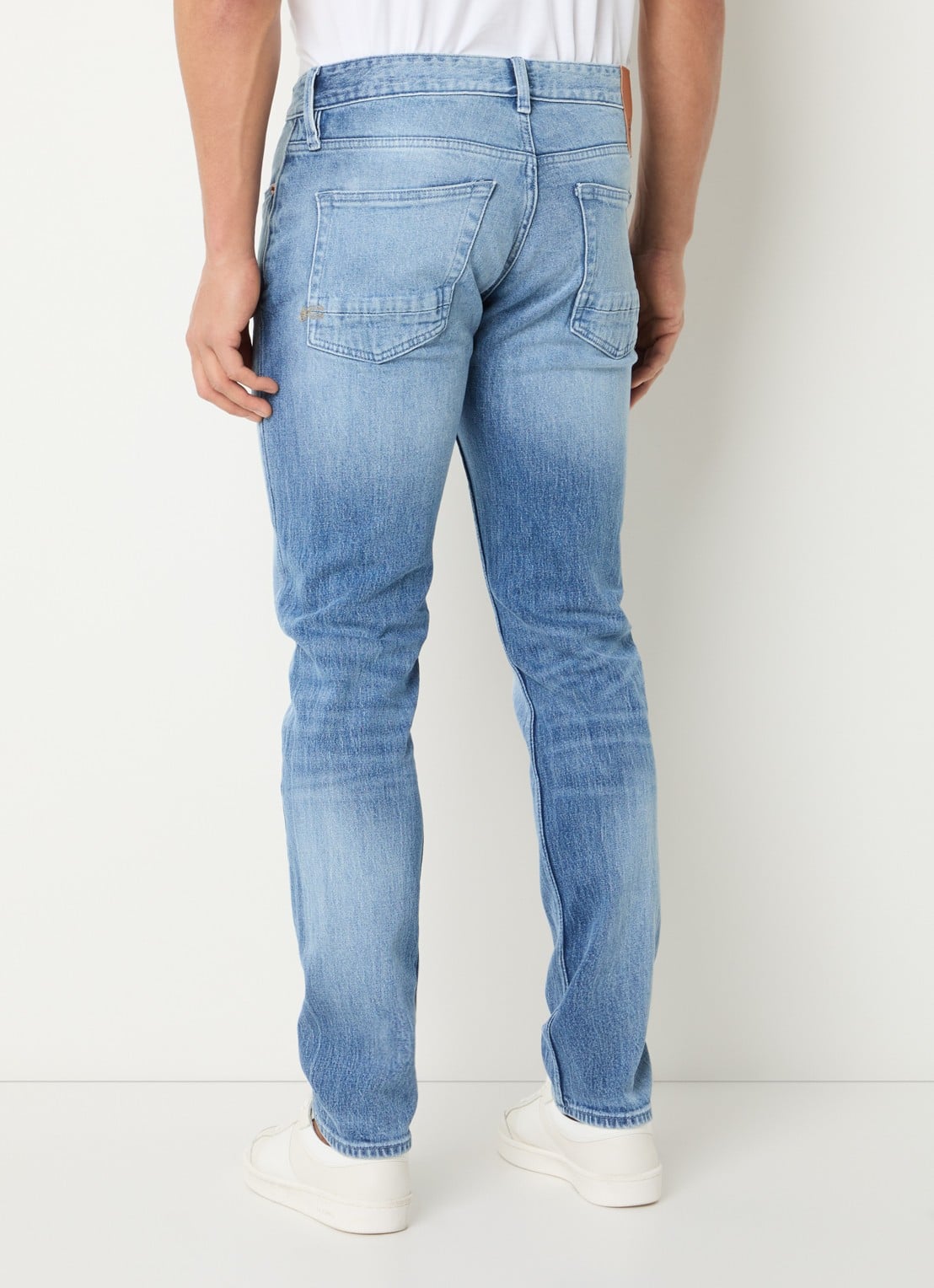 Denham Razor slim fit jeans met medium wassing - achterkant indigo