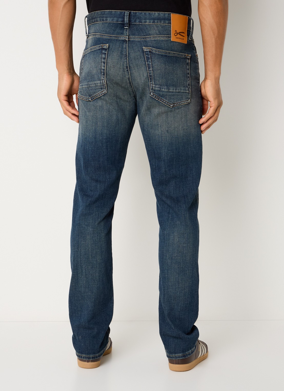 Denham Ridge straight leg jeans met medium wassing - achterkant indigo