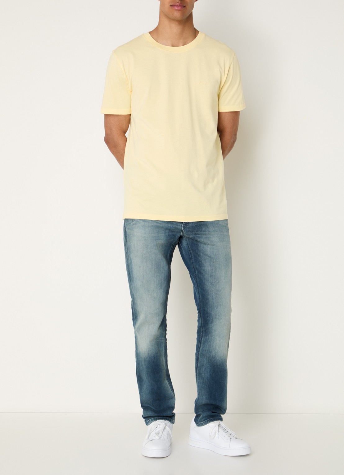 Denham T-shirt met logoborduring - voorkant 2 lichtgeel