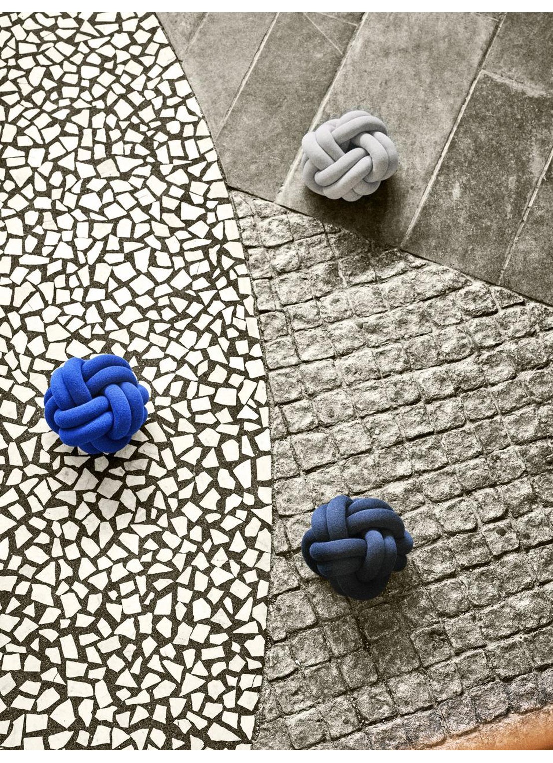 Design House Stockholm Knot sierkussen 30 x 30   - detail kobaltblauw