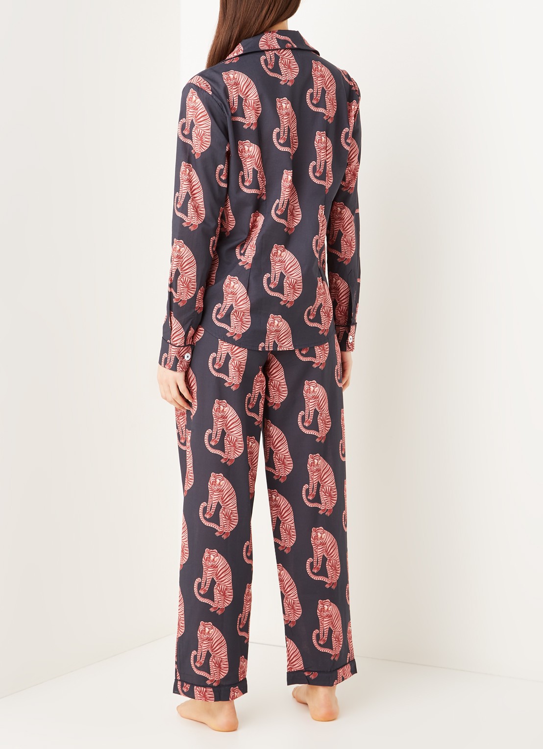 Desmond & Dempsey Tiger pyjamaset van  katoen met print - achterkant donkerblauw