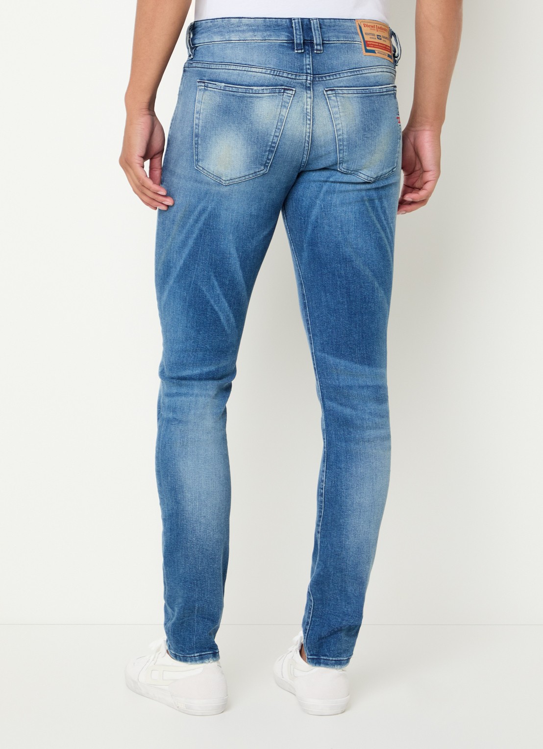 Diesel 1979 Sleenker skinny jeans met medium wassing en verwassen afwerking - achterkant 3 indigo