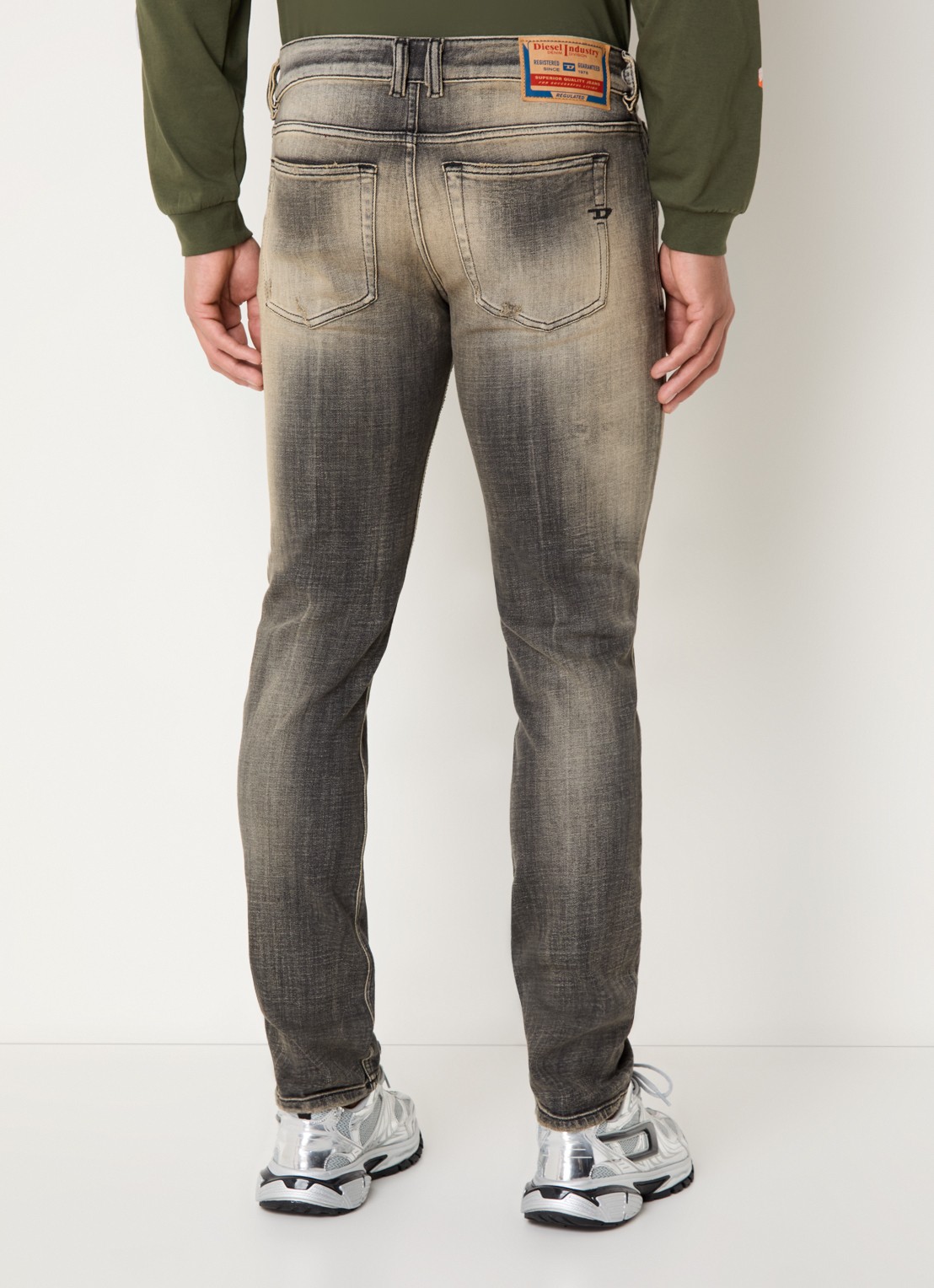 Diesel 1979 Sleenker slim fit jeans met gekleurde wassing - achterkant donkergrijs
