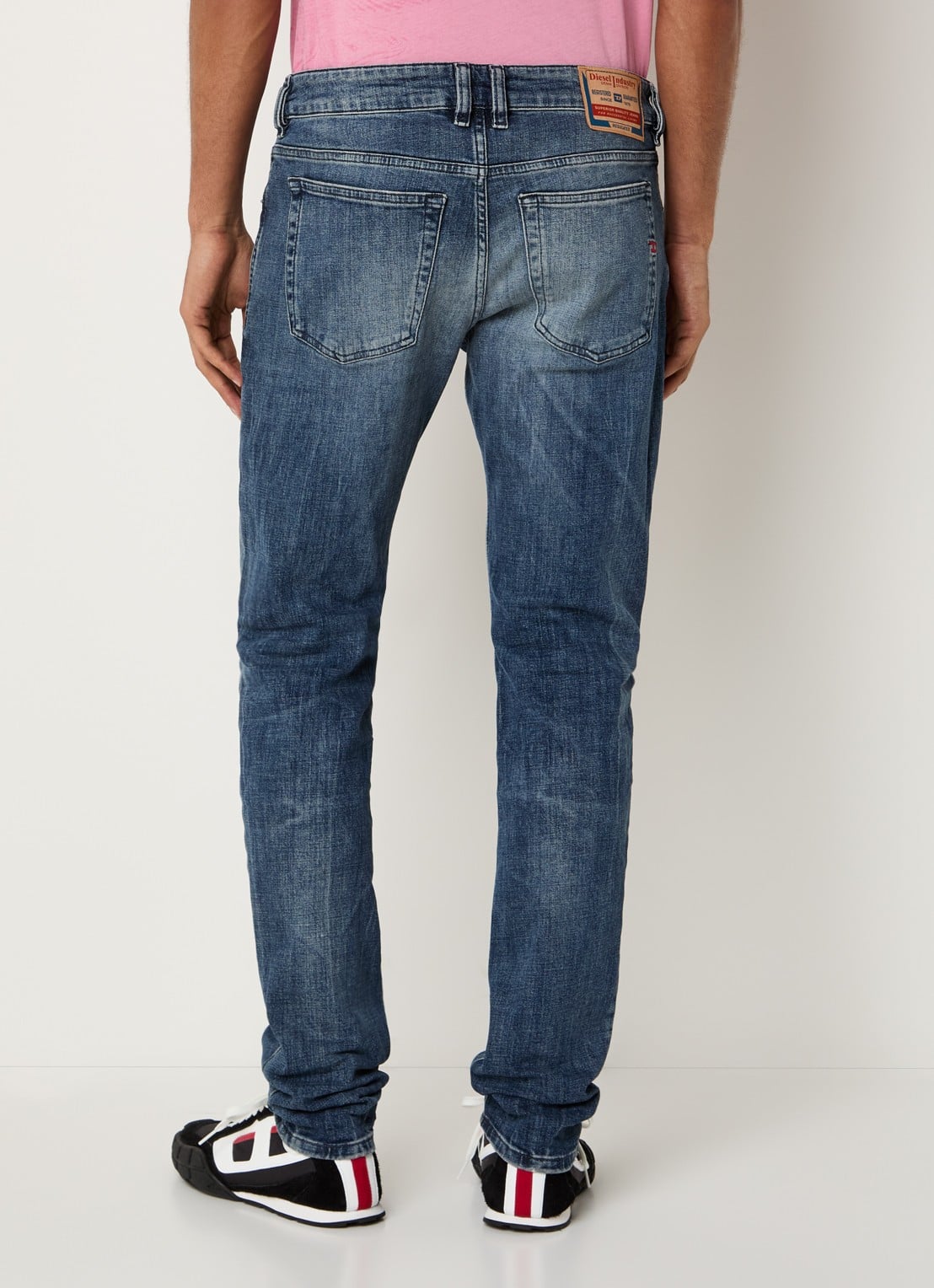Diesel 1979 Slim fit jeans met gekleurde wassing en steekzakken - achterkant indigo