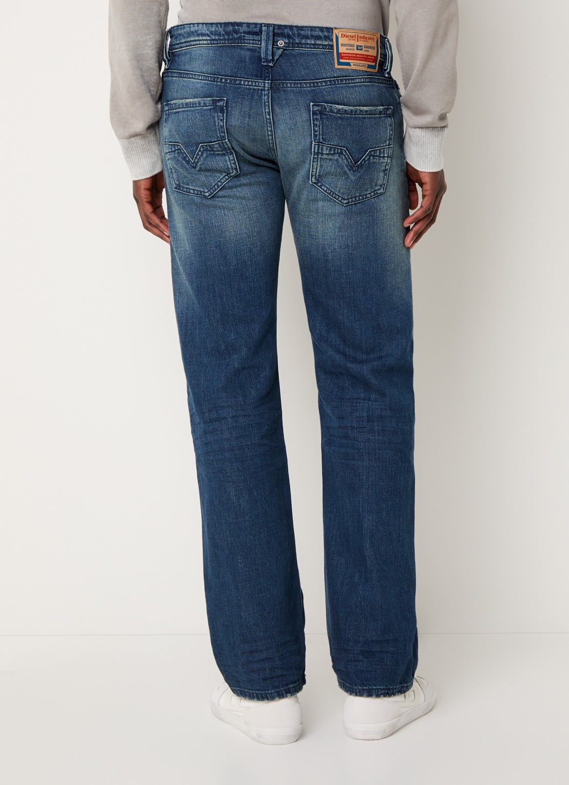 Diesel 1985 Larkee straight leg jeans met donkere wassing - achterkant indigo