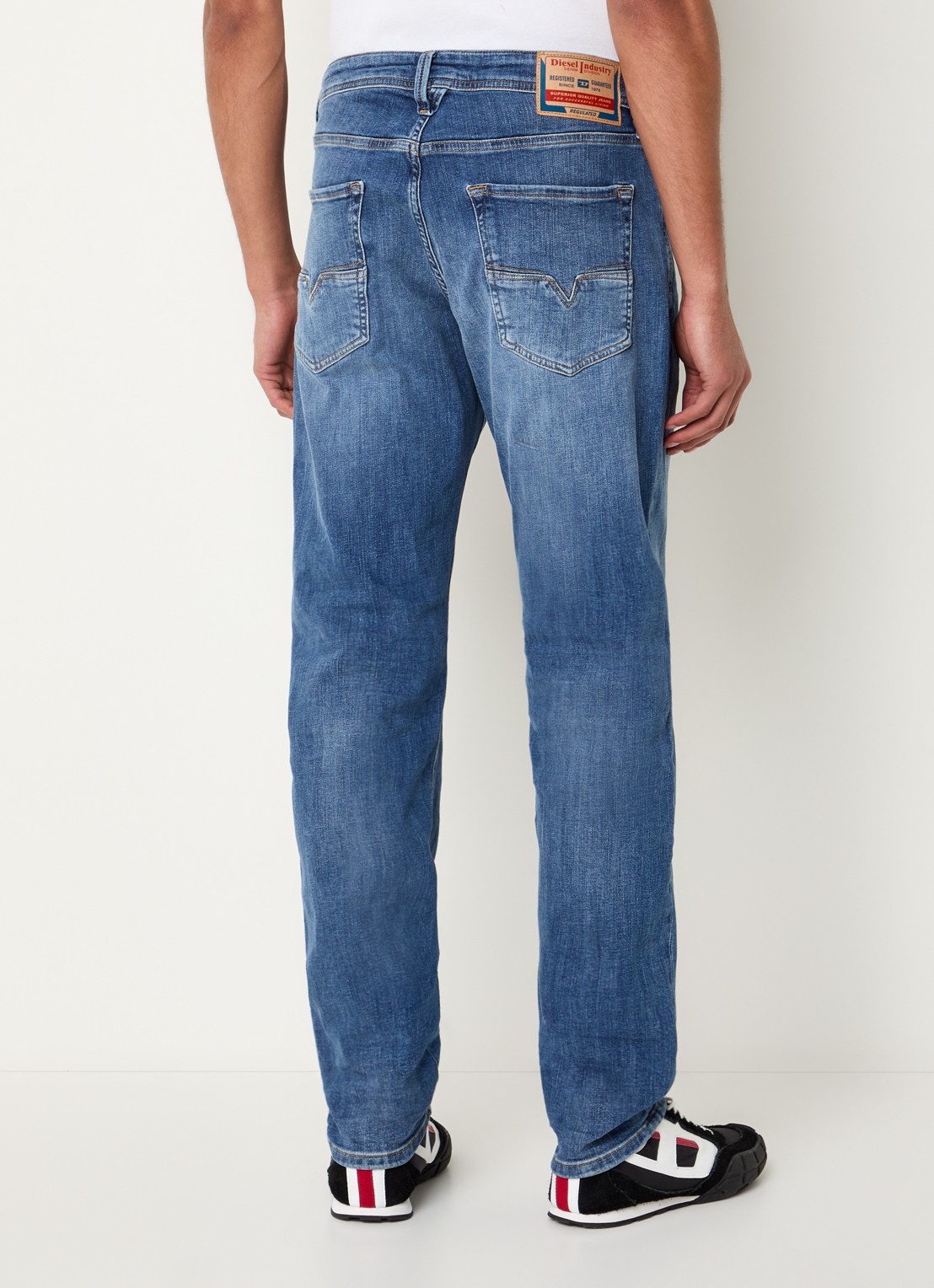 Diesel 1986 Larkee-Beex straight leg jeans met lichte wassing  - achterkant 5 indigo