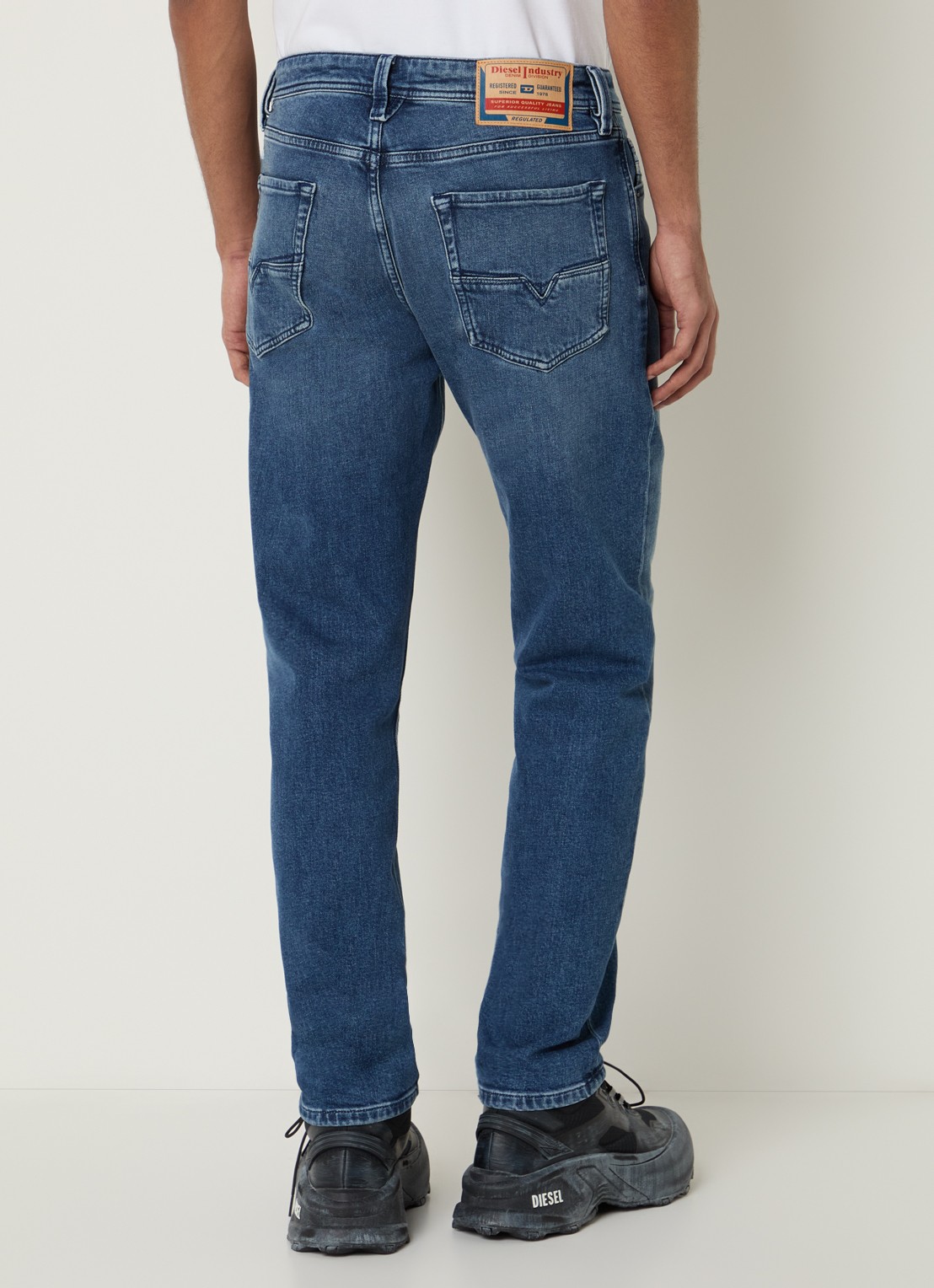 Diesel 1986 Larkee-Beex tapered jeans met medium wassing - achterkant 3 indigo