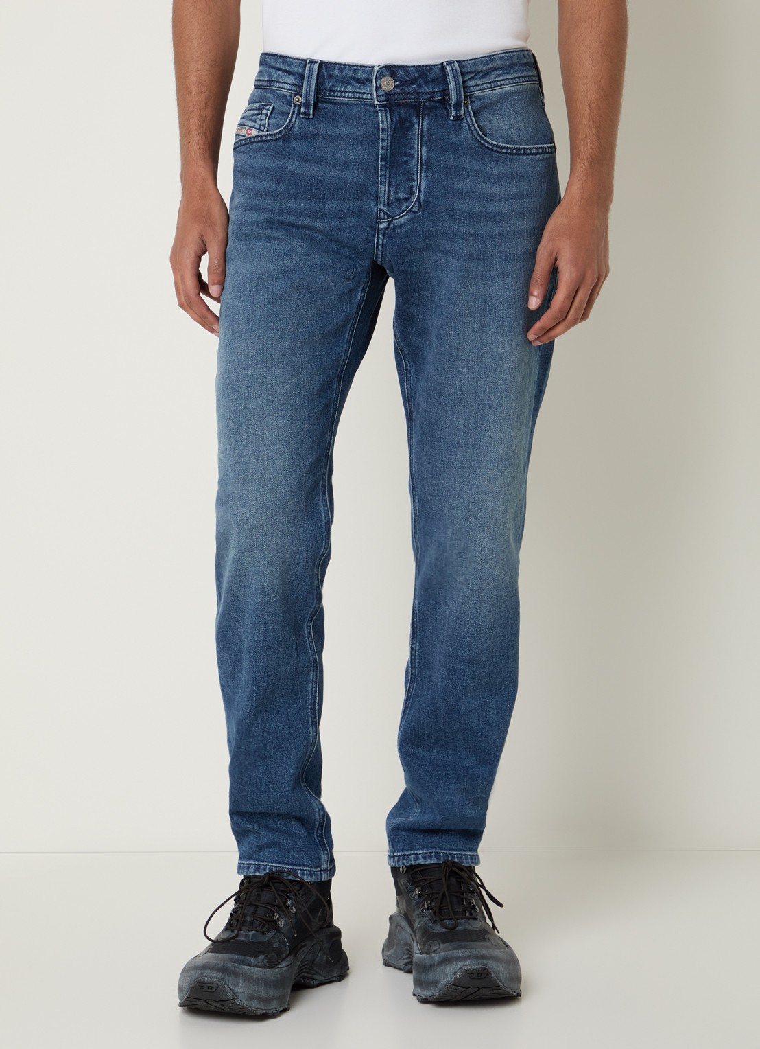 Diesel 1986 Larkee-Beex tapered jeans met medium wassing - detail indigo