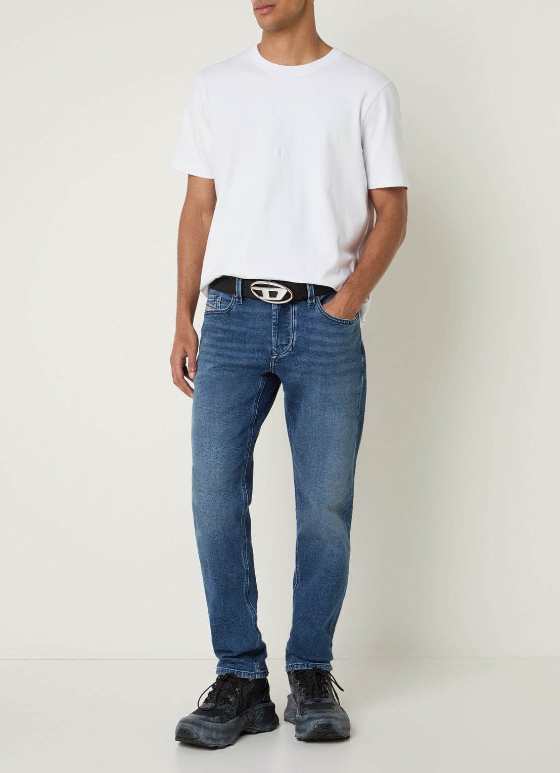 Diesel 1986 Larkee-Beex tapered jeans met medium wassing - voorkant 5 indigo