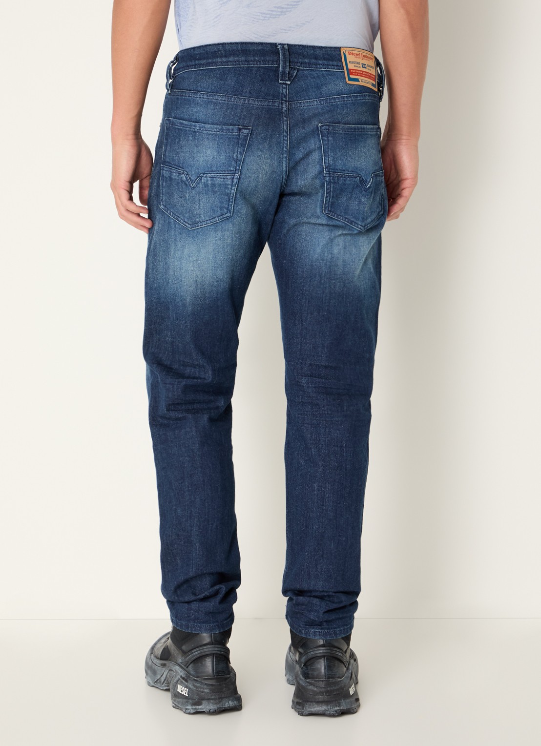 Diesel 1986 Larkee slim fit jeans met verwassen afwerking - achterkant indigo