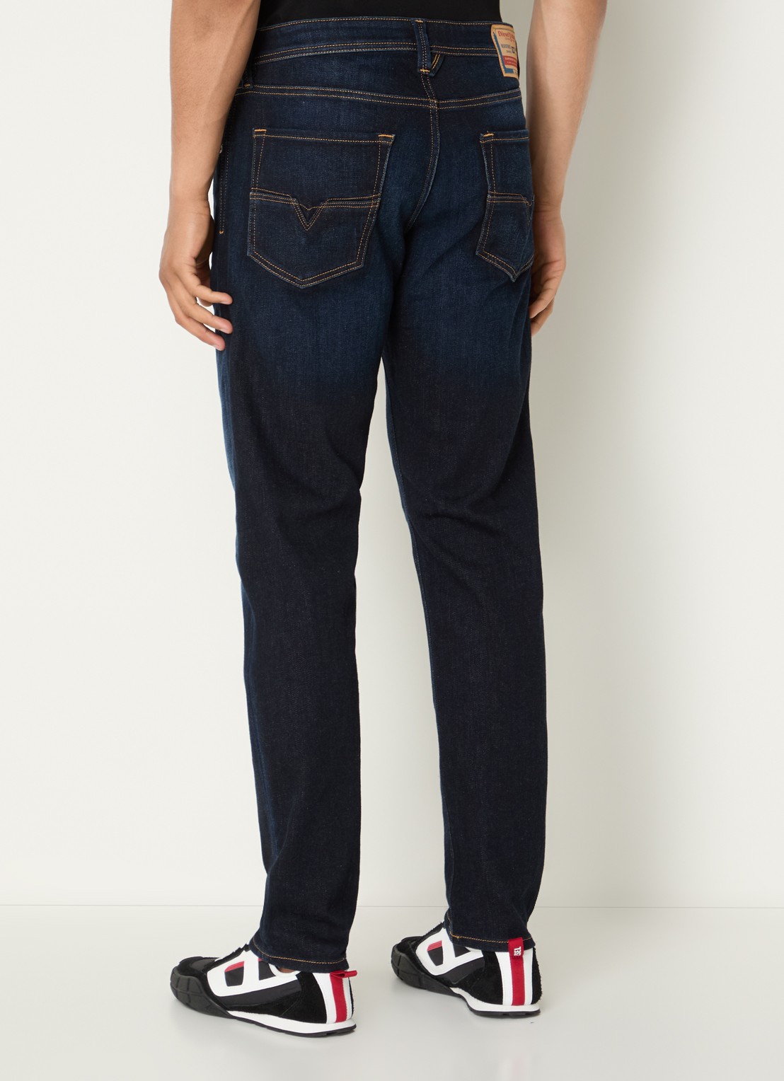 Diesel 1986 Larkee tapered fit jeans met donkere wassing - achterkant 3 indigo