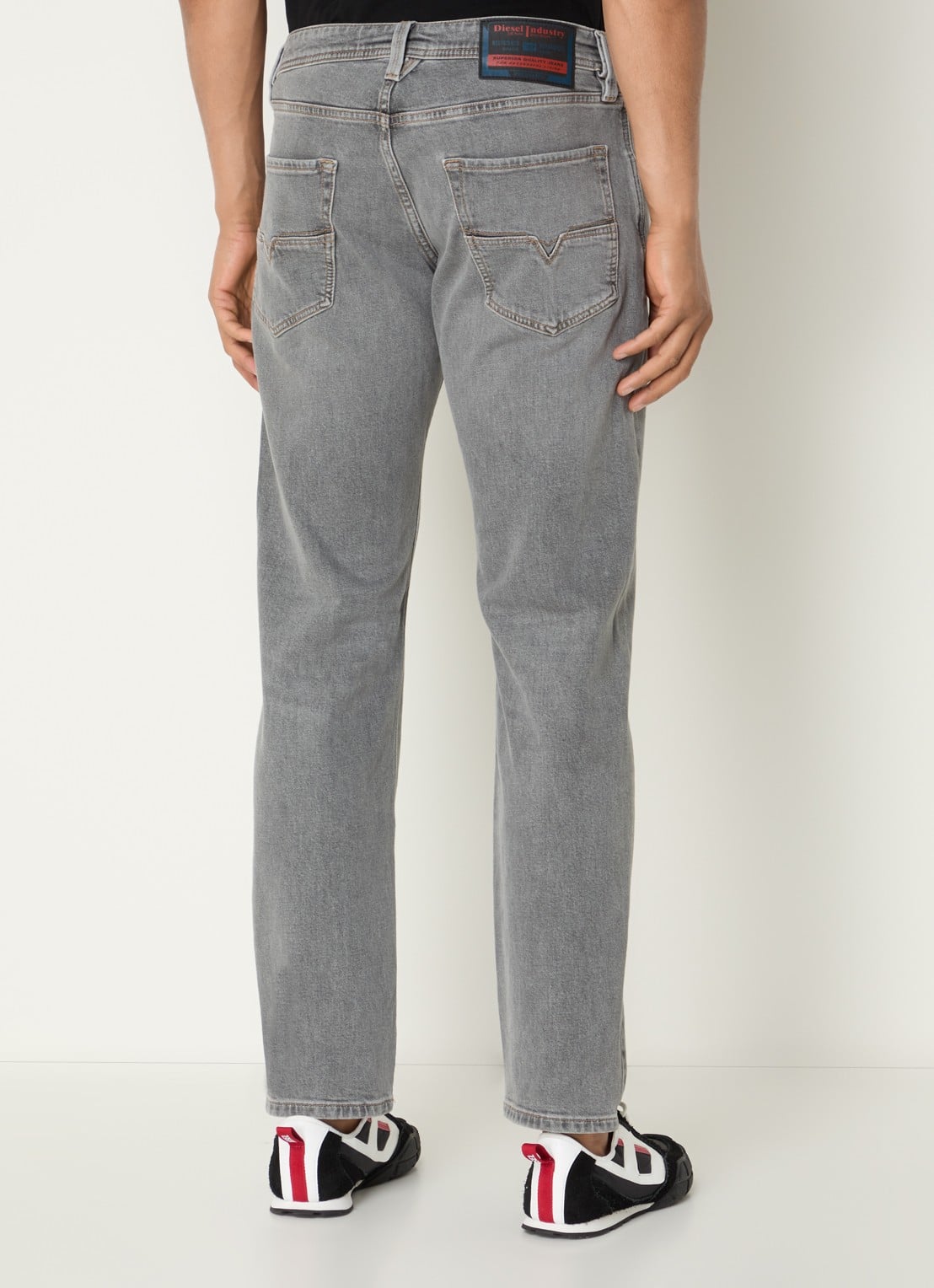 Diesel 1986 Larkee tapered fit jeans met gekleurde wassing - achterkant grijs